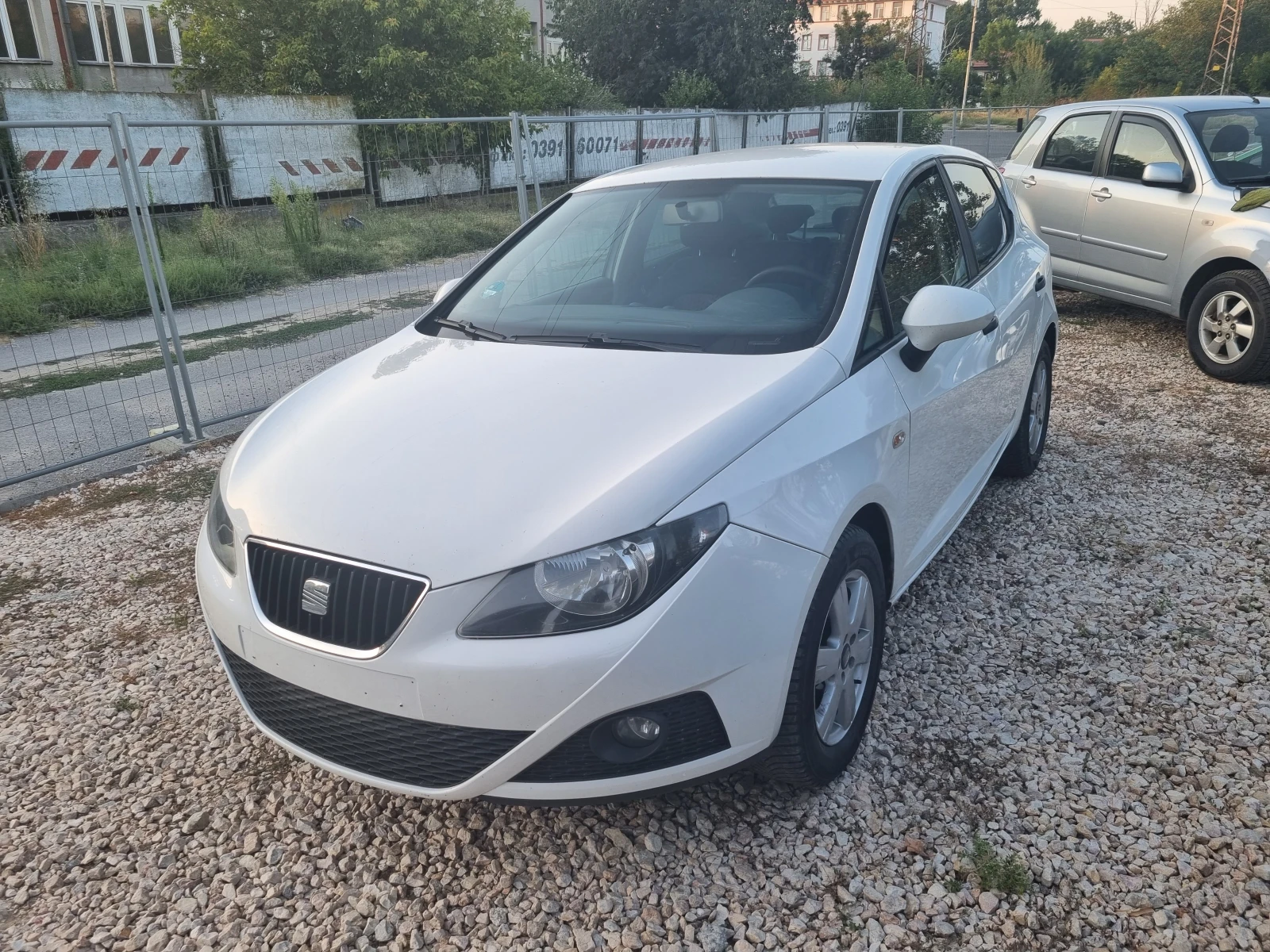 Seat Ibiza 1.6TDI INDIVIDUAL , снимка 2 - Автомобили и джипове - 55966380
