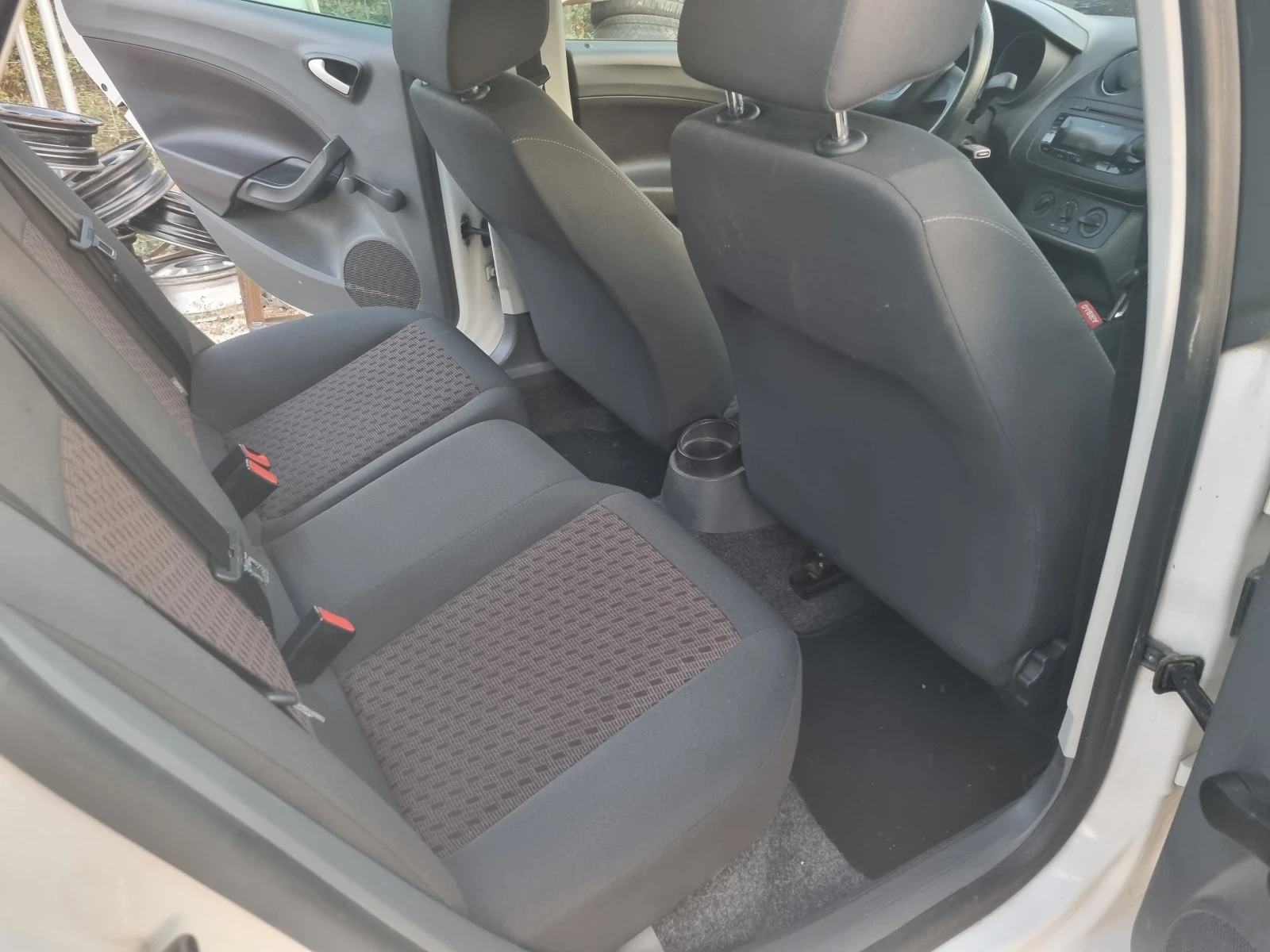 Seat Ibiza 1.6TDI INDIVIDUAL , снимка 6 - Автомобили и джипове - 55966380