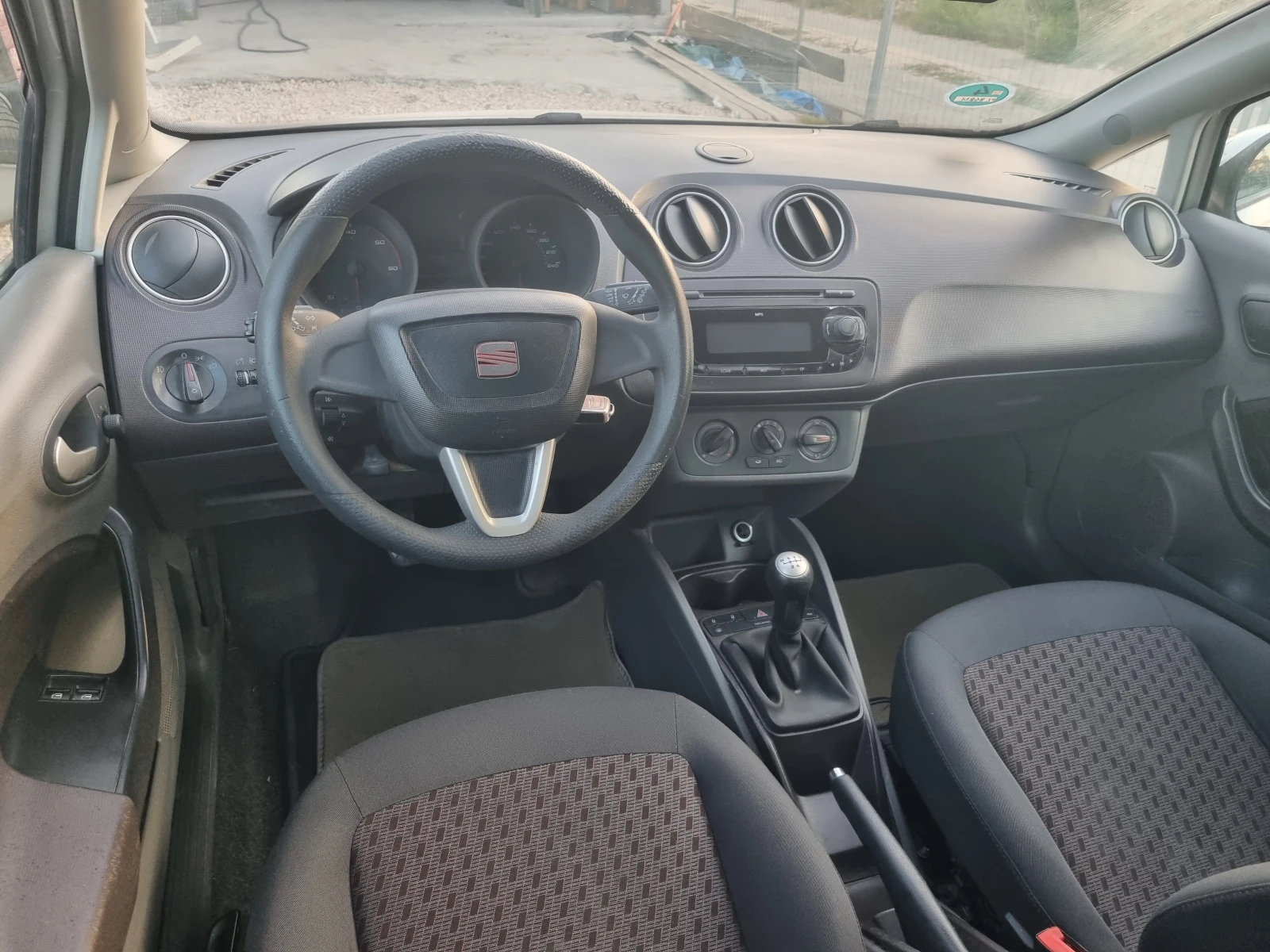Seat Ibiza 1.6TDI INDIVIDUAL , снимка 7 - Автомобили и джипове - 55966380