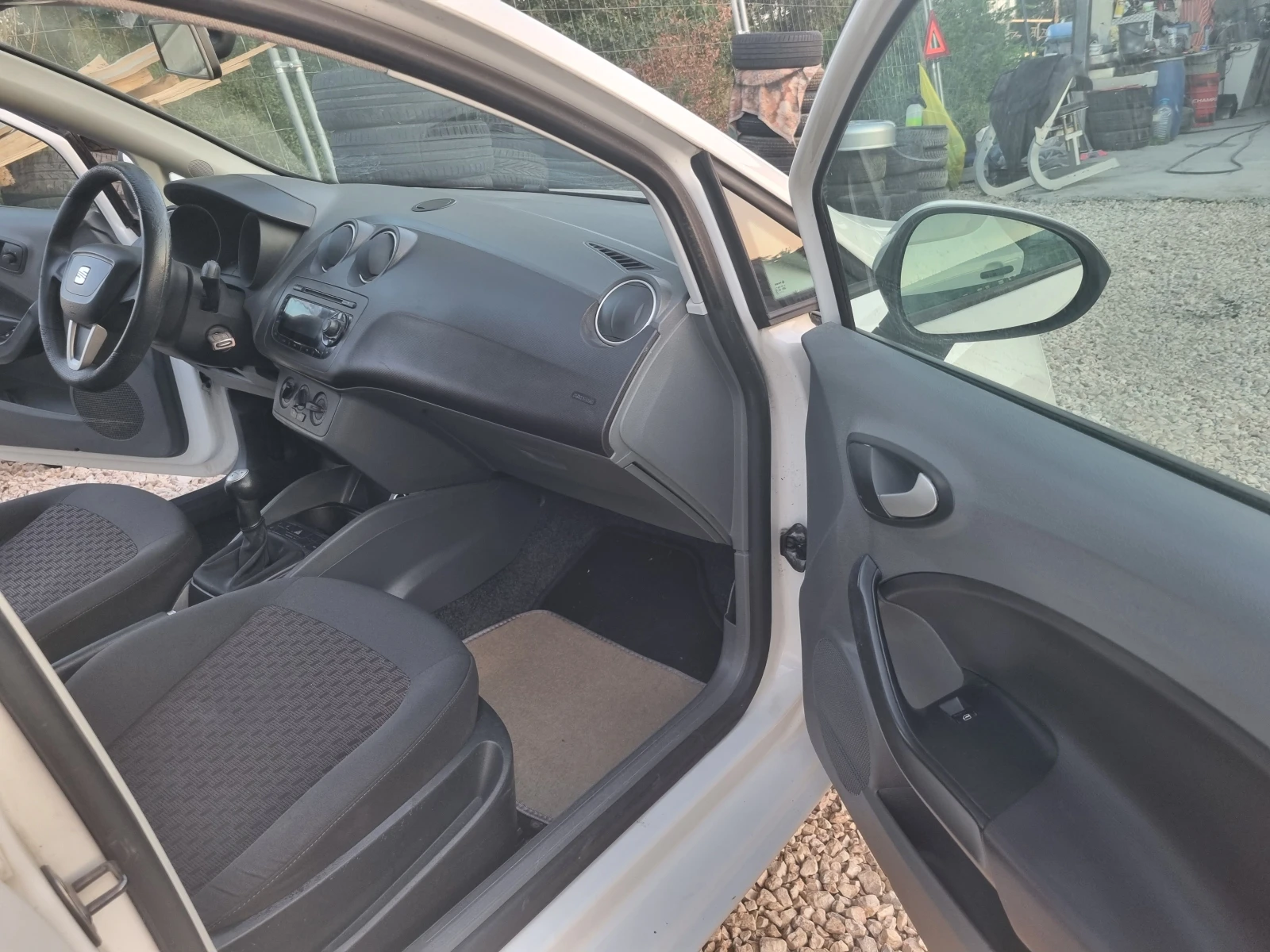 Seat Ibiza 1.6TDI INDIVIDUAL , снимка 12 - Автомобили и джипове - 55966380