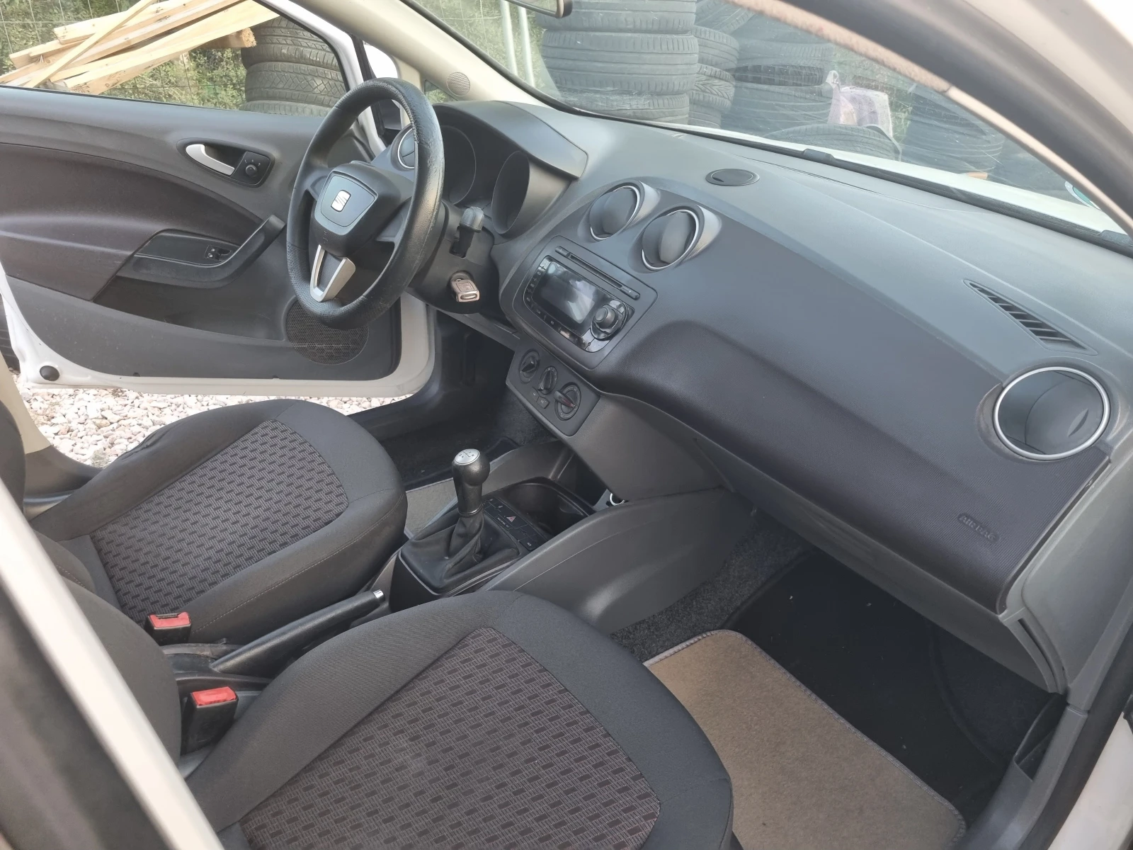 Seat Ibiza 1.6TDI INDIVIDUAL , снимка 13 - Автомобили и джипове - 55966380