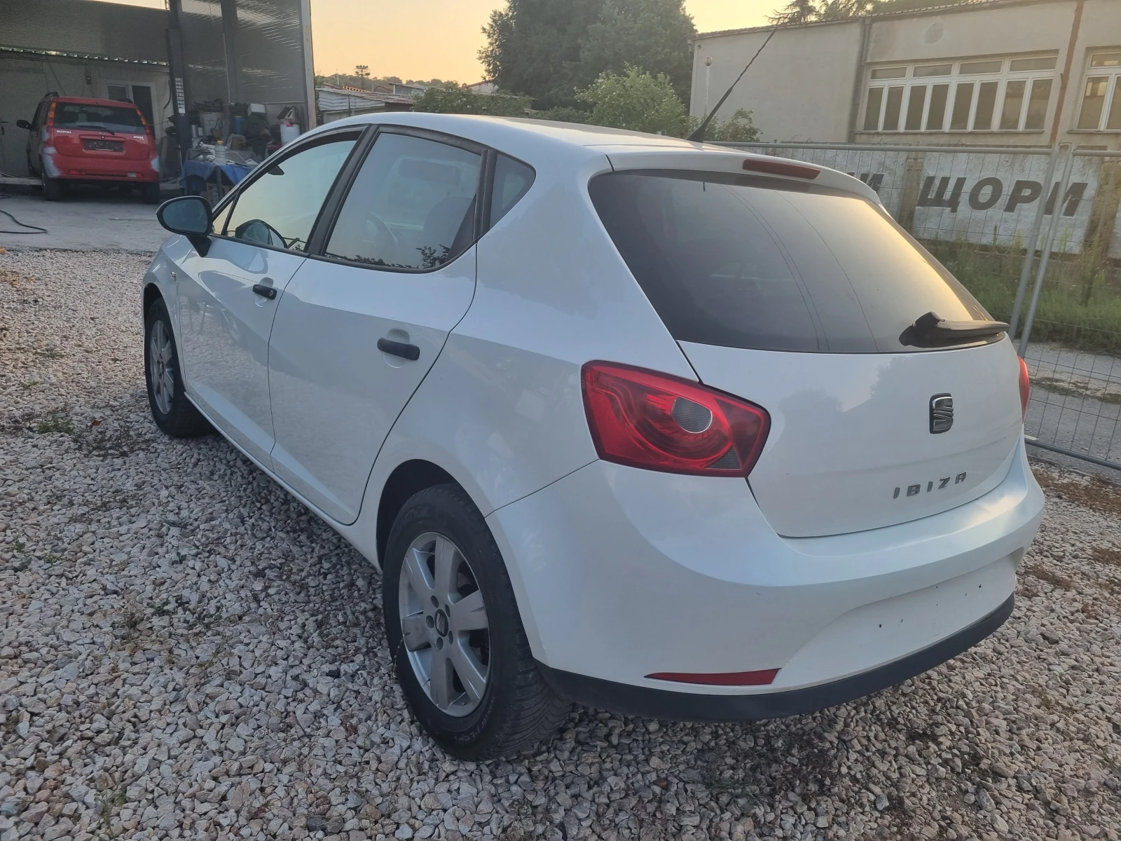 Seat Ibiza 1.6TDI INDIVIDUAL , снимка 3 - Автомобили и джипове - 55966380