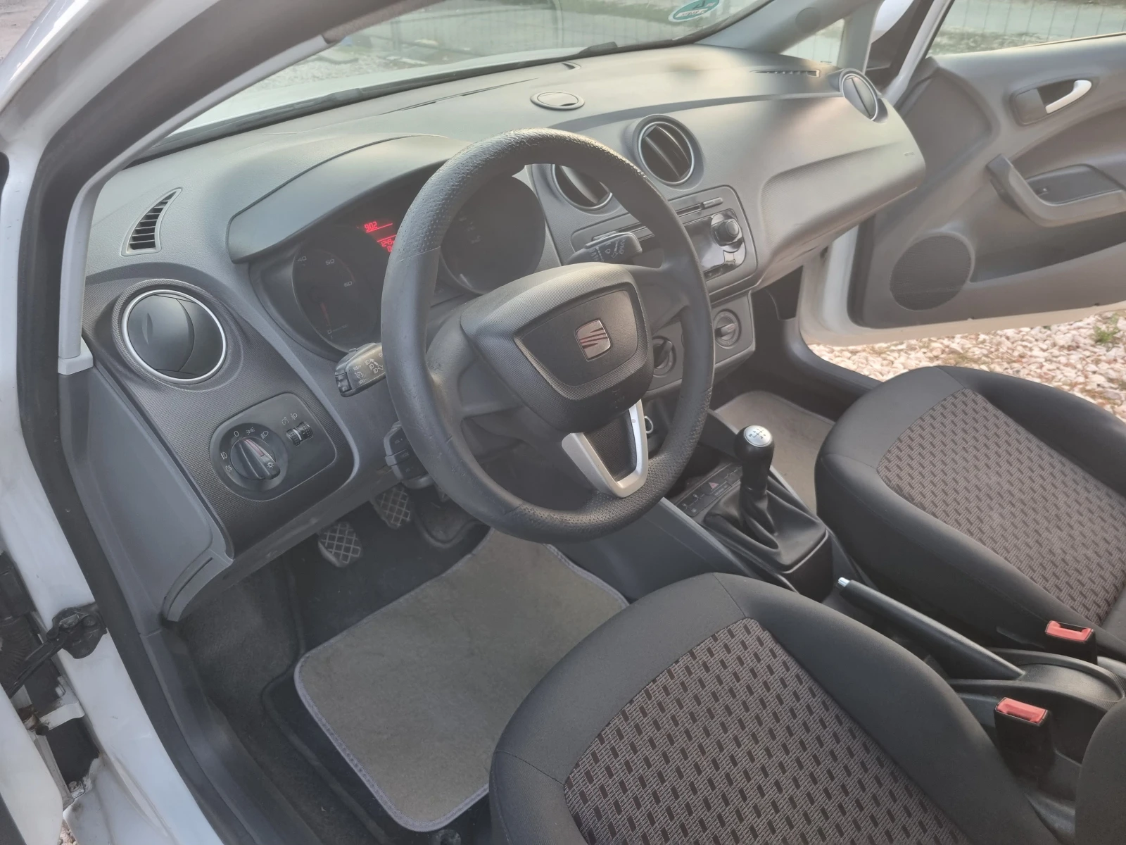 Seat Ibiza 1.6TDI INDIVIDUAL , снимка 10 - Автомобили и джипове - 55966380