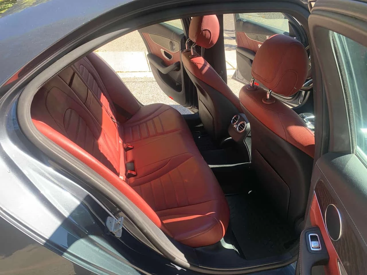 Mercedes-Benz C 300 4MATIC * ЧЕРВЕН САЛОН* ПАНОРАМА* КАМЕРА* , снимка 12 - Автомобили и джипове - 56254347