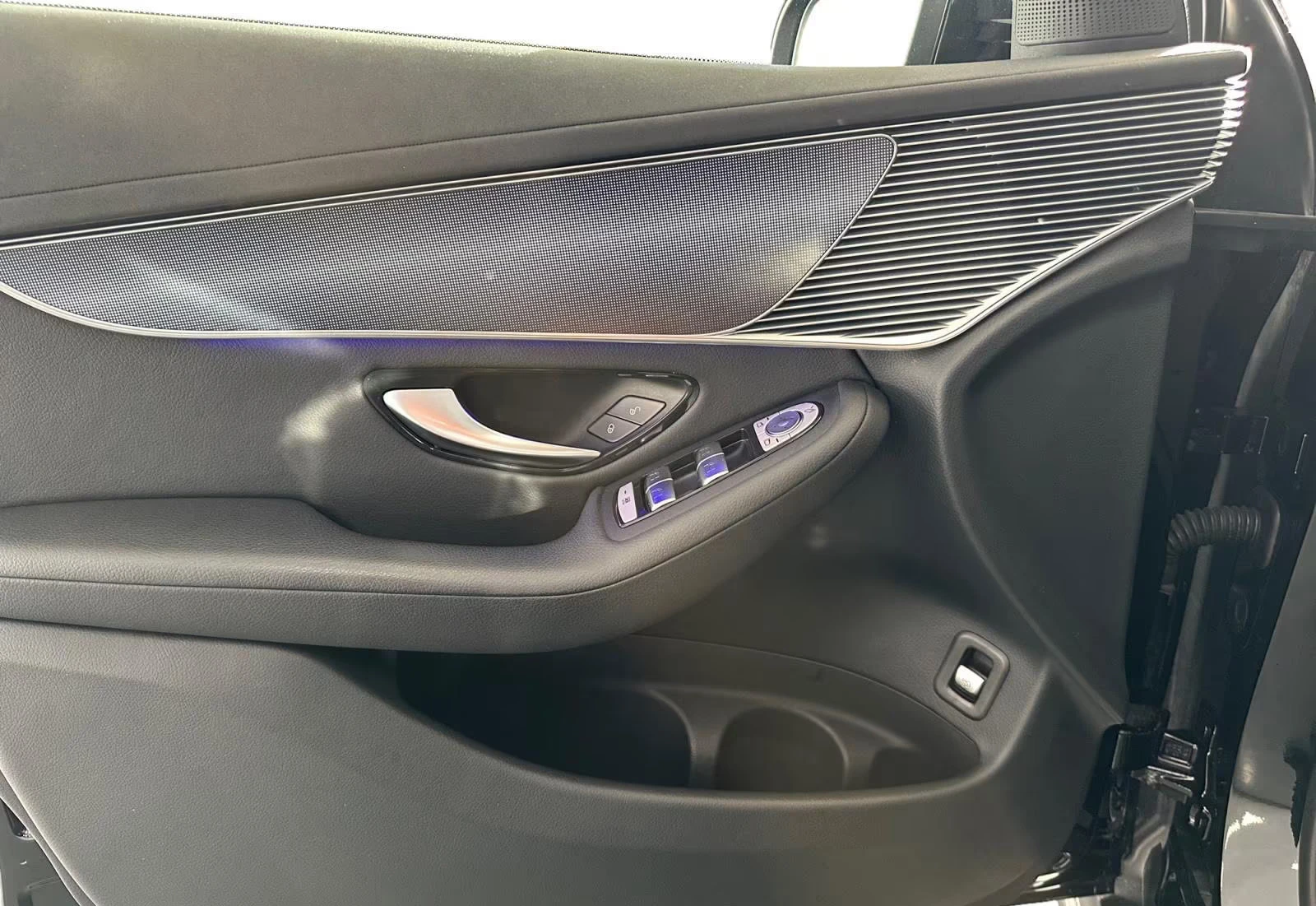 Mercedes-Benz EQC 400/408HP/4M/MULTIBEAM/CAM/NAVI/DIGITAL/210z, снимка 13 - Автомобили и джипове - 53987452