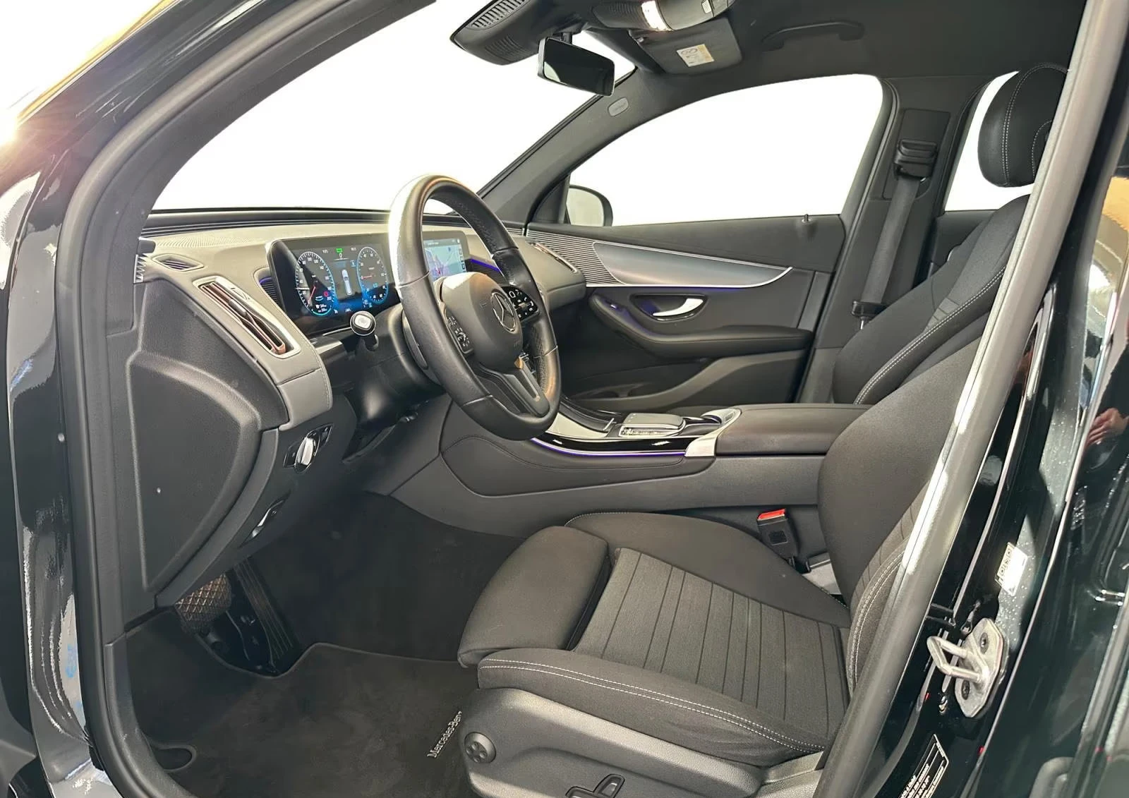 Mercedes-Benz EQC 400/408HP/4M/MULTIBEAM/CAM/NAVI/DIGITAL/210z, снимка 9 - Автомобили и джипове - 53987452