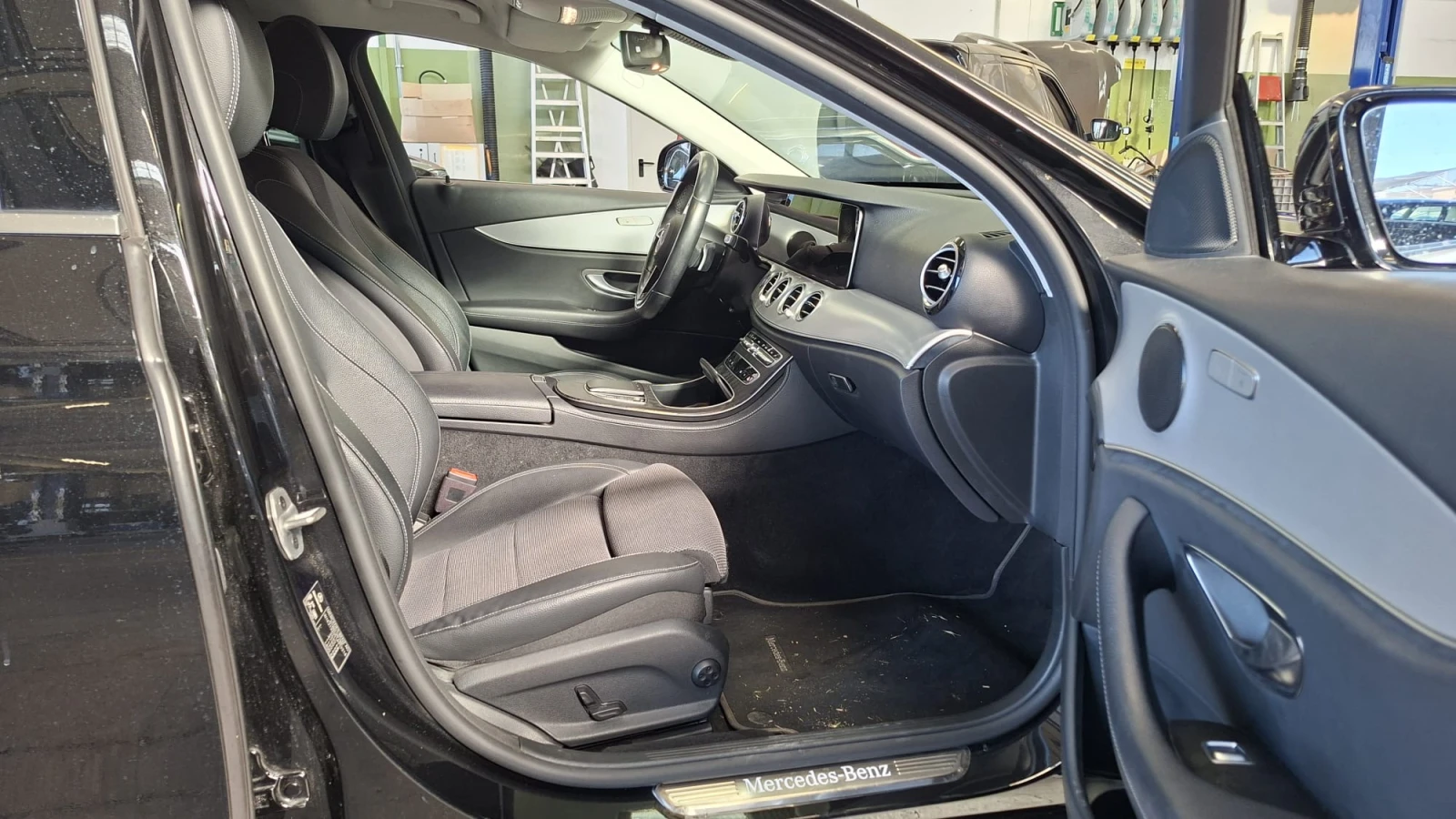 Mercedes-Benz E 220 d 4-MATIC AMG 9G FACELIFT FULLL!!! 100% РЕАЛНИ КM, снимка 13 - Автомобили и джипове - 55559459
