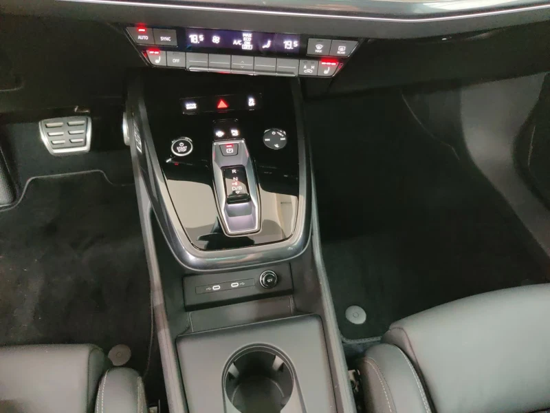 Audi Q4 50e-tron/299HP/SB/S-LINE/PANO/MATRIX/MEMO/HUD/548g, снимка 12 - Автомобили и джипове - 52309503