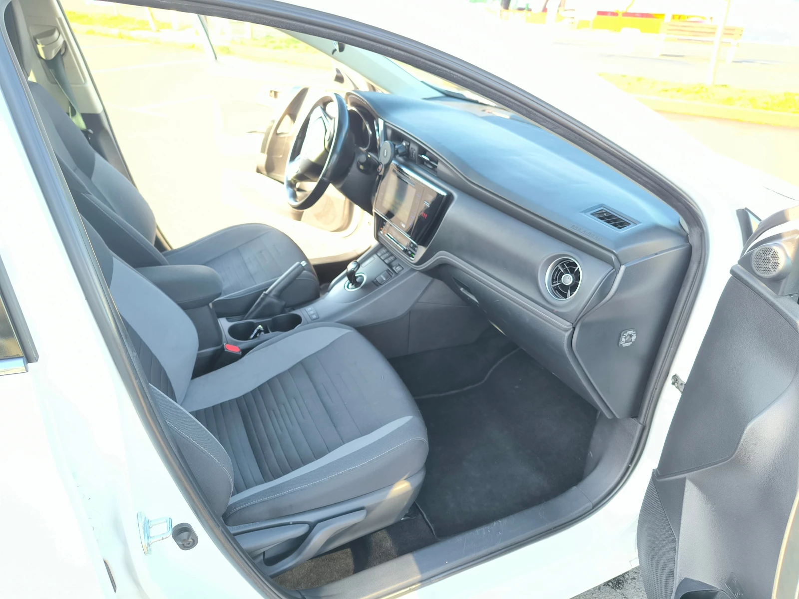 Toyota Auris 1.8HSD, снимка 5 - Автомобили и джипове - 54098047