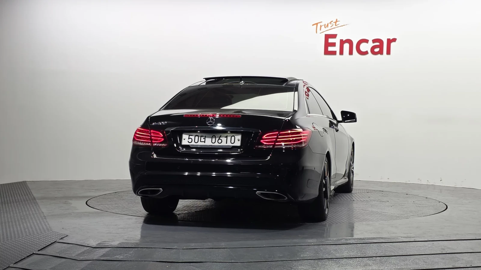 Mercedes-Benz E 400 3.0 V6 Biturbo / CARFAX, снимка 2 - Автомобили и джипове - 54758420