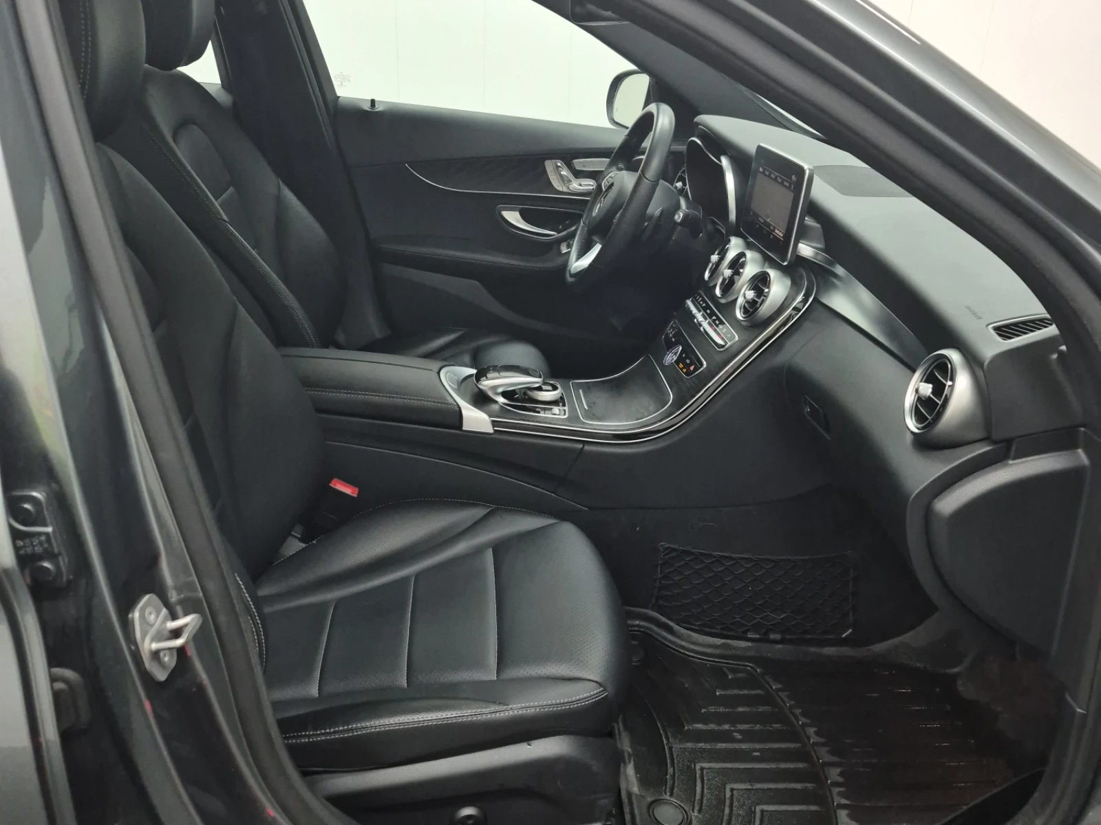 Mercedes-Benz C 300, снимка 9 - Автомобили и джипове - 55017908