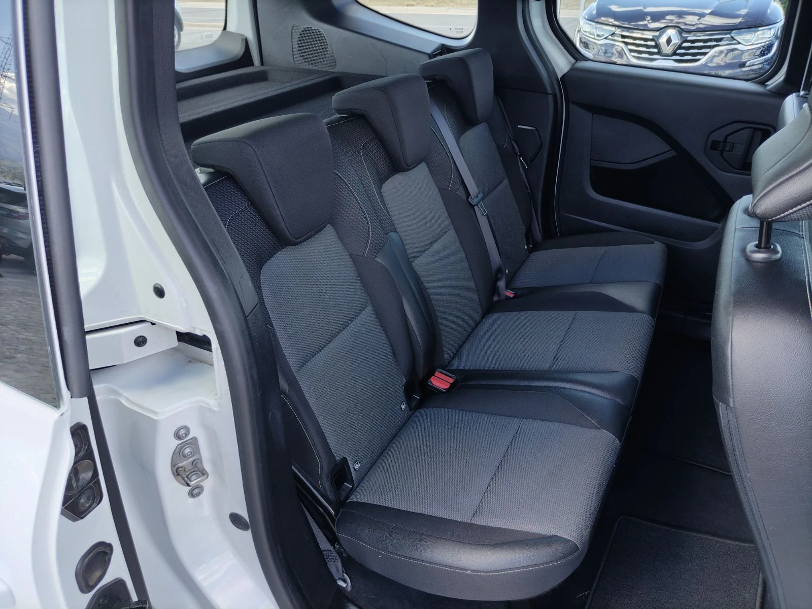 Renault Kangoo 1.3Tce/130к.с./ZEN/4+ 1места/Гаранционен, снимка 14 - Автомобили и джипове - 55952448