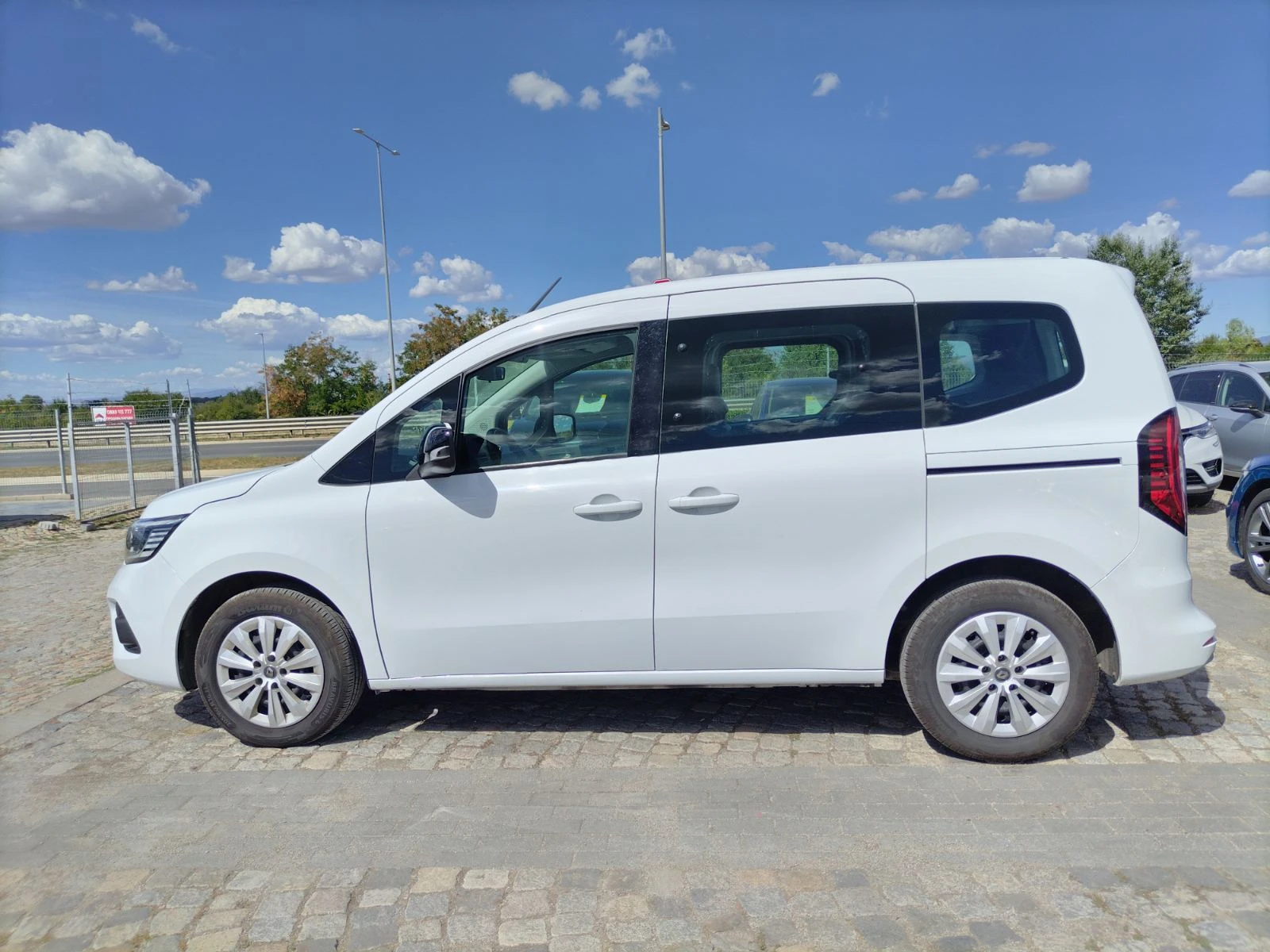 Renault Kangoo 1.3Tce/130к.с./ZEN/4+ 1места/Гаранционен, снимка 7 - Автомобили и джипове - 55952448