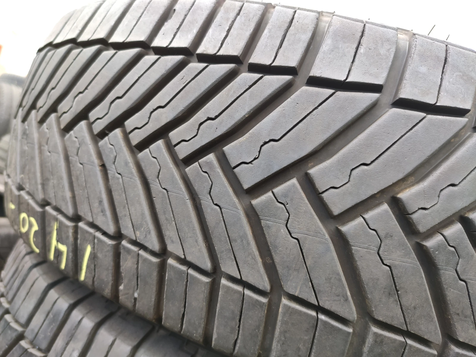 Гуми Всесезонни 215/60R17, снимка 2 - Гуми и джанти - 55491974