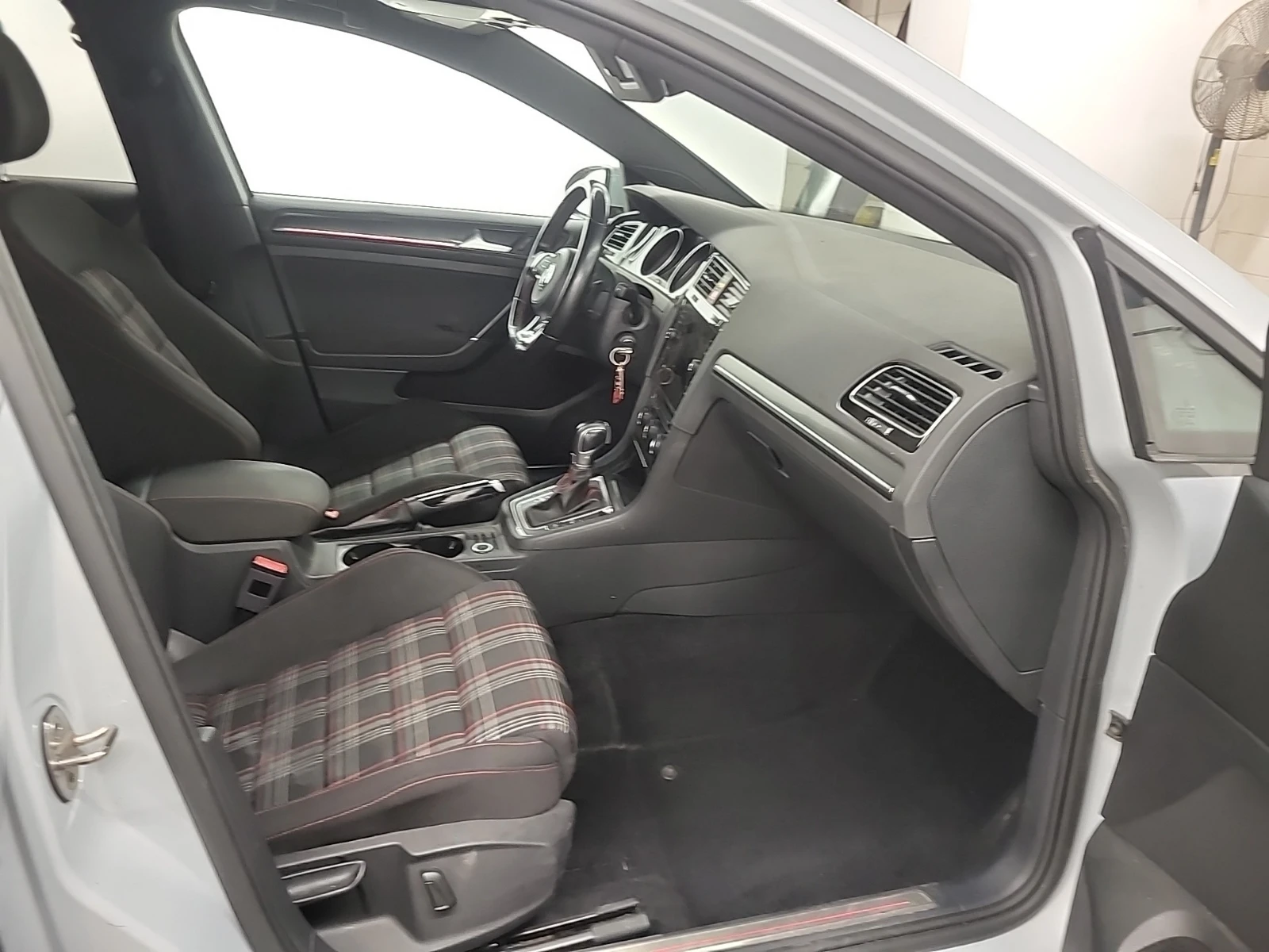 VW Golf GTI * CARFAX * ЦЕНА ДО БЪЛГАРИЯ - изображение 10