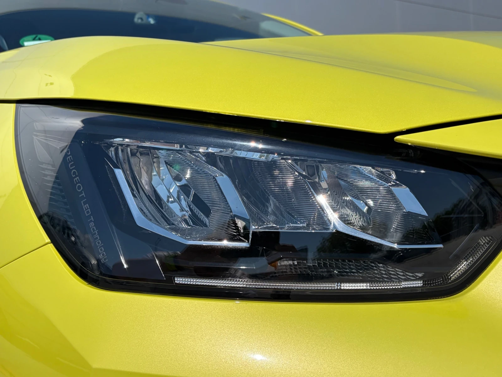 Peugeot 208 1.2 Allure* CarPlay* LED* Distronic* Гаранция, снимка 7 - Автомобили и джипове - 54703920