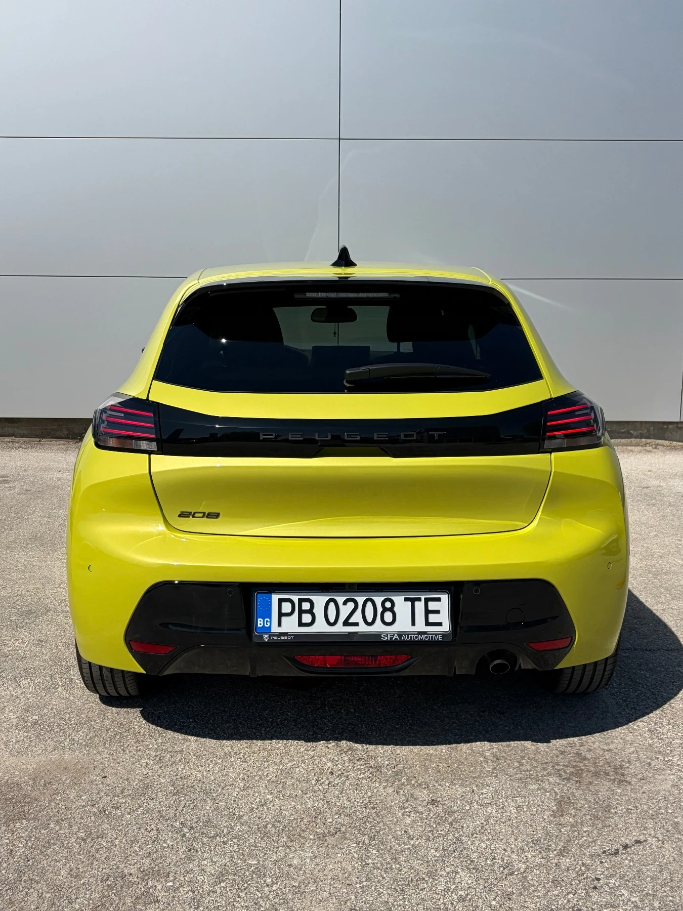 Peugeot 208 1.2 Allure* CarPlay* LED* Distronic* Гаранция, снимка 4 - Автомобили и джипове - 54703920