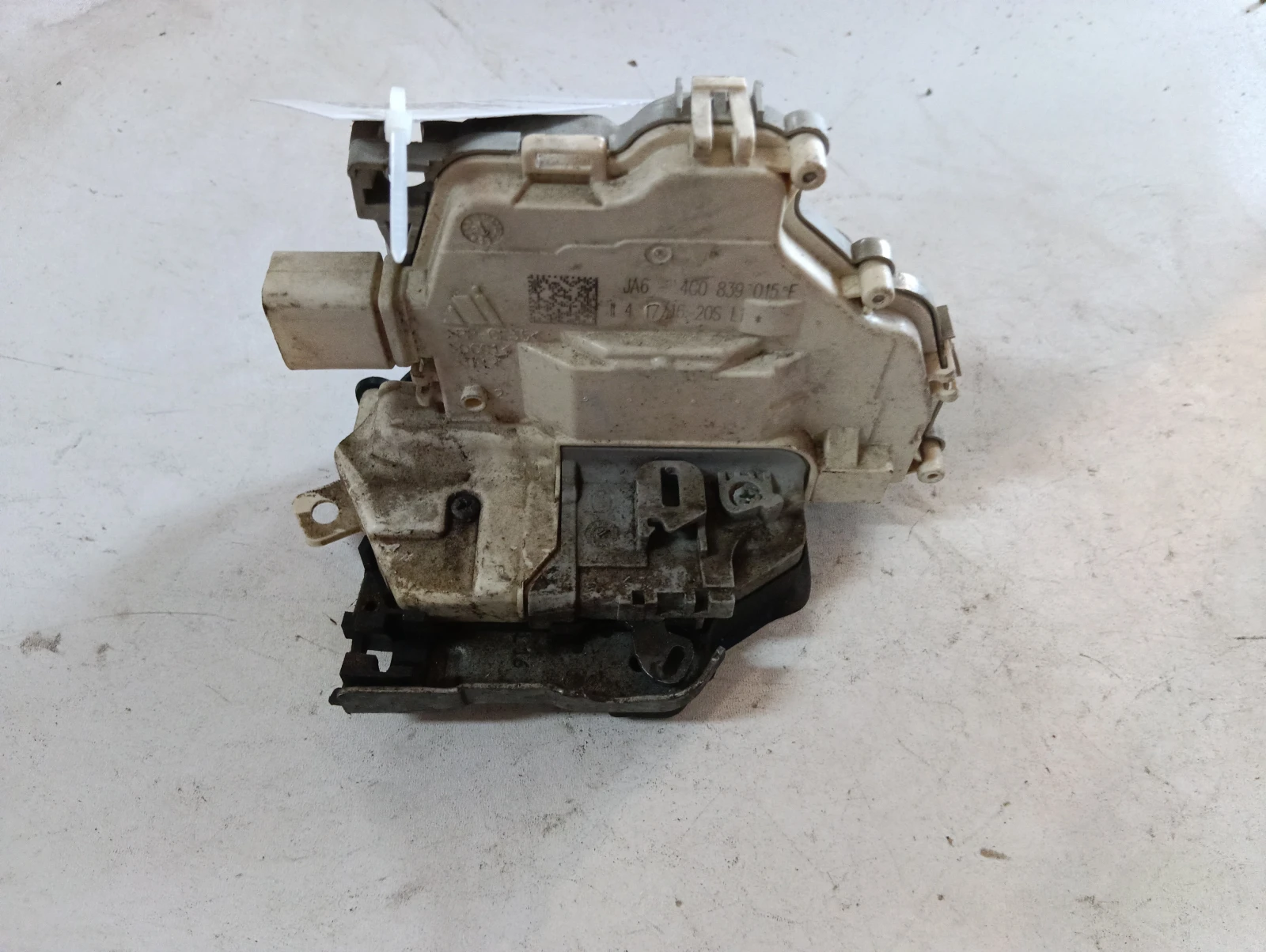 брава (задна лява) 4G0839015F Audi A4