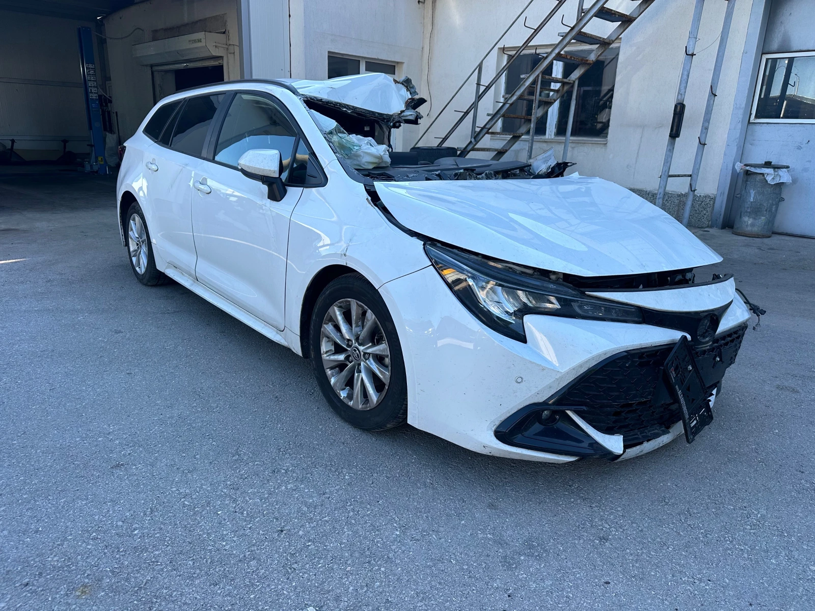 Toyota Corolla 1.8-Хибрид-23г, снимка 1