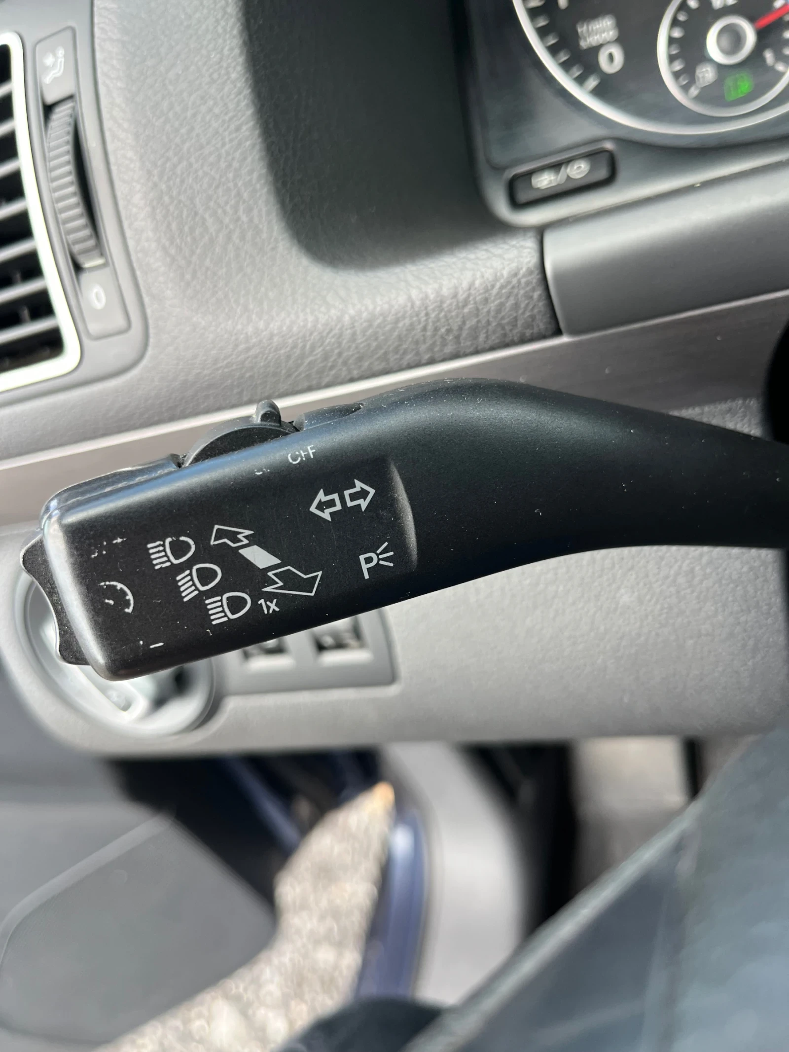 VW Touran 1.4T Highline, снимка 8 - Автомобили и джипове - 54147987