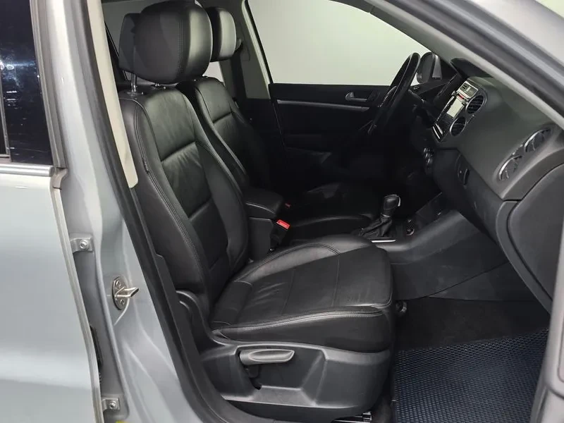 VW Tiguan 2.0 TDI, снимка 11 - Автомобили и джипове - 54302819