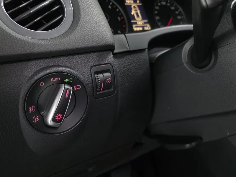 VW Tiguan 2.0 TDI, снимка 17 - Автомобили и джипове - 54302819