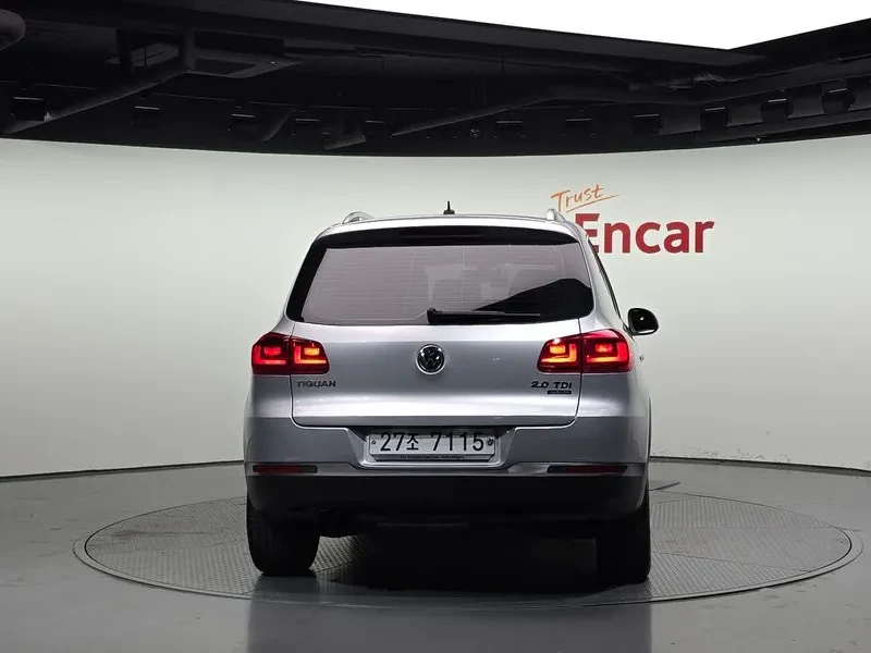 VW Tiguan 2.0 TDI, снимка 4 - Автомобили и джипове - 54302819