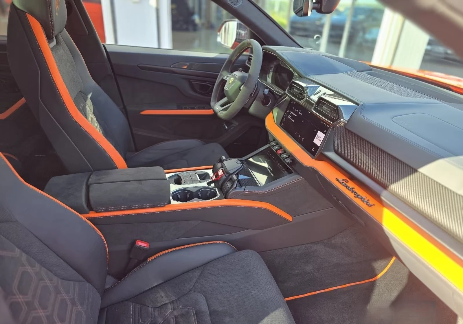 Lamborghini Urus SE / CARBON-CERAMIC / B&O / HEAD-UP/ NIGHT VISION, снимка 14 - Автомобили и джипове - 54958302