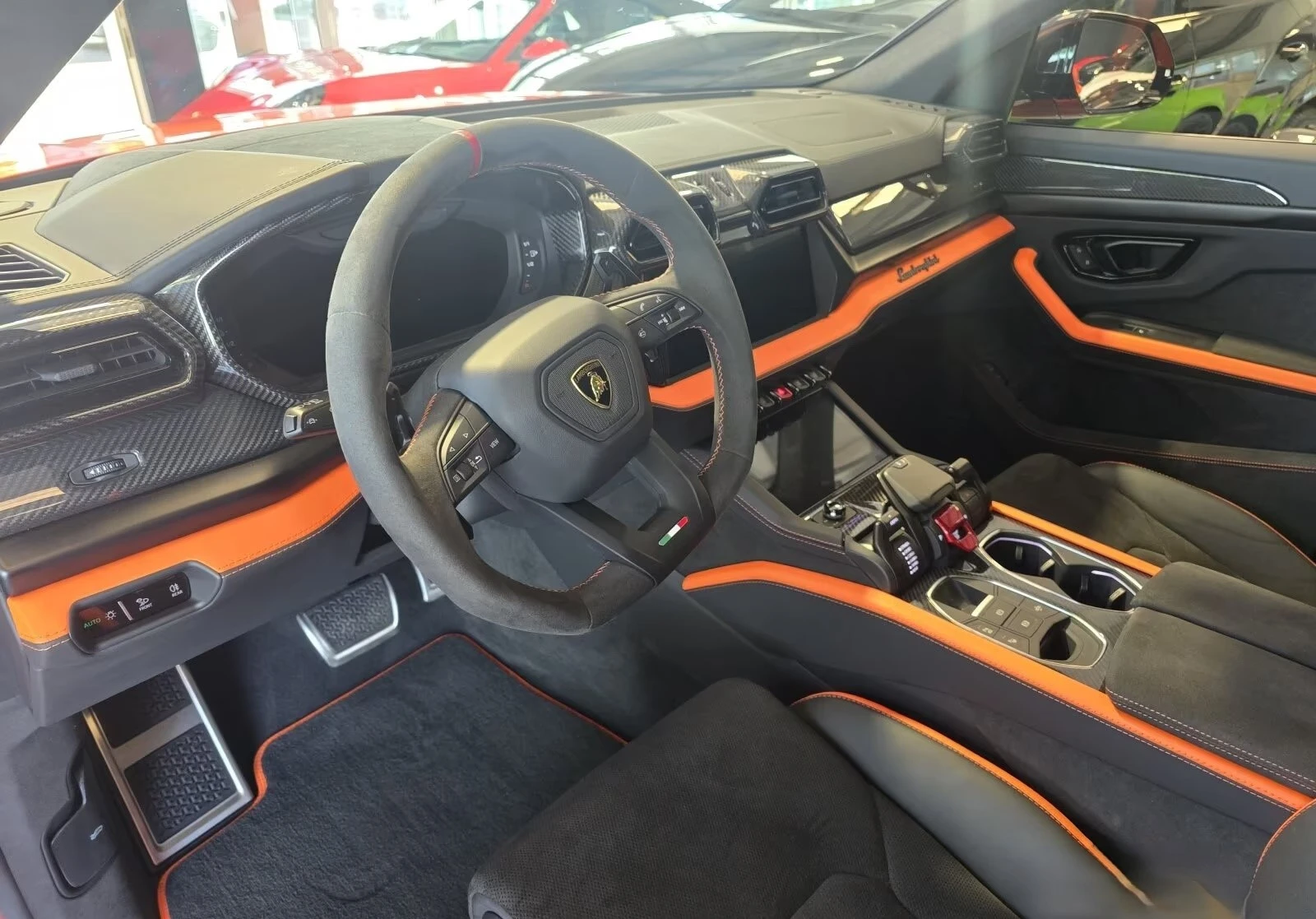 Lamborghini Urus SE / CARBON-CERAMIC / B&O / HEAD-UP/ NIGHT VISION, снимка 9 - Автомобили и джипове - 54958302