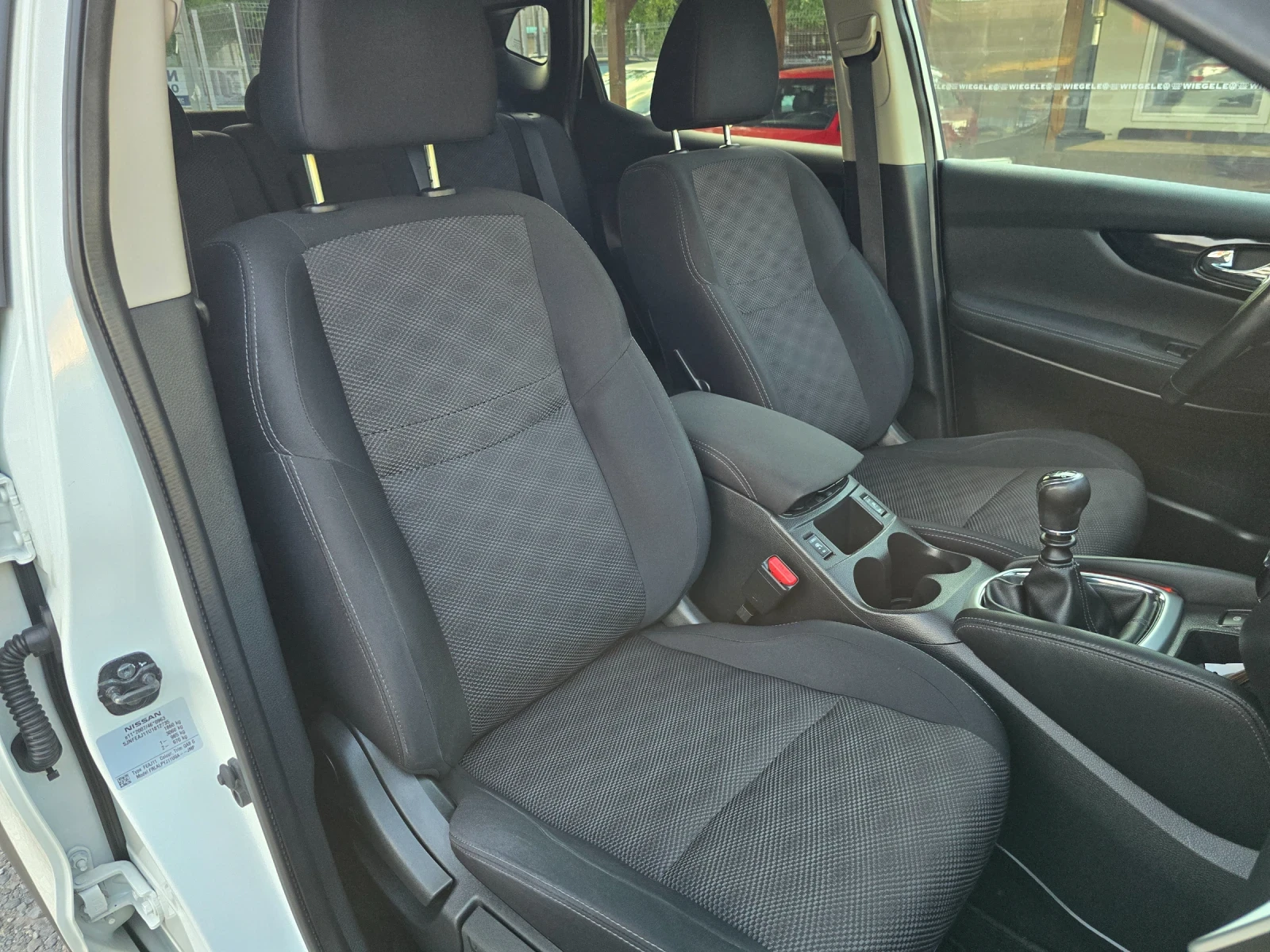 Nissan Qashqai 1.2T КАМЕРА 360* , НАВИ ЛЕД, снимка 7 - Автомобили и джипове - 55566043