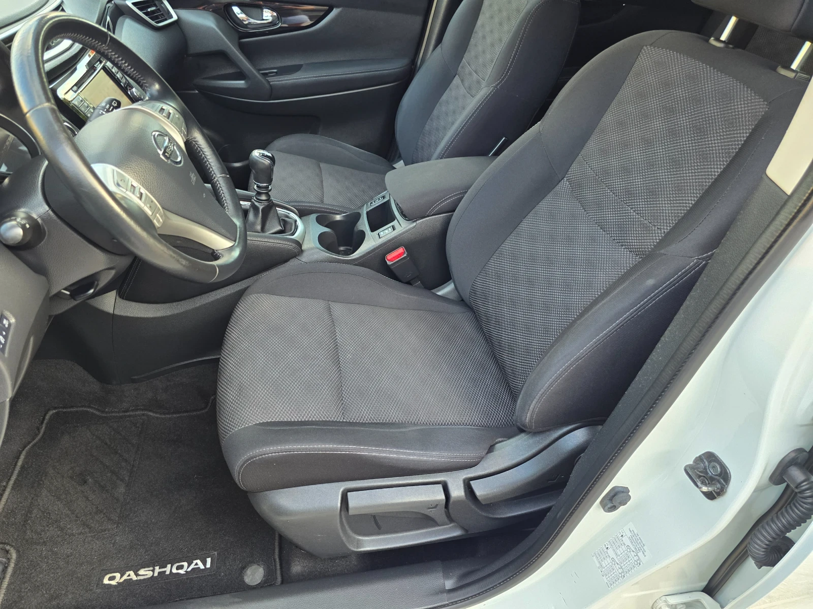 Nissan Qashqai 1.2T КАМЕРА 360* , НАВИ ЛЕД, снимка 11 - Автомобили и джипове - 55566043