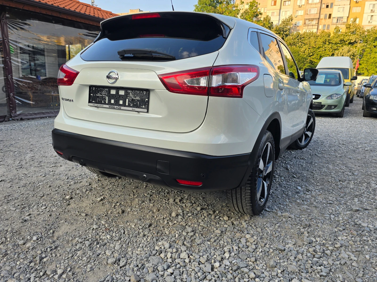 Nissan Qashqai 1.2T КАМЕРА 360* , НАВИ ЛЕД, снимка 3 - Автомобили и джипове - 55566043