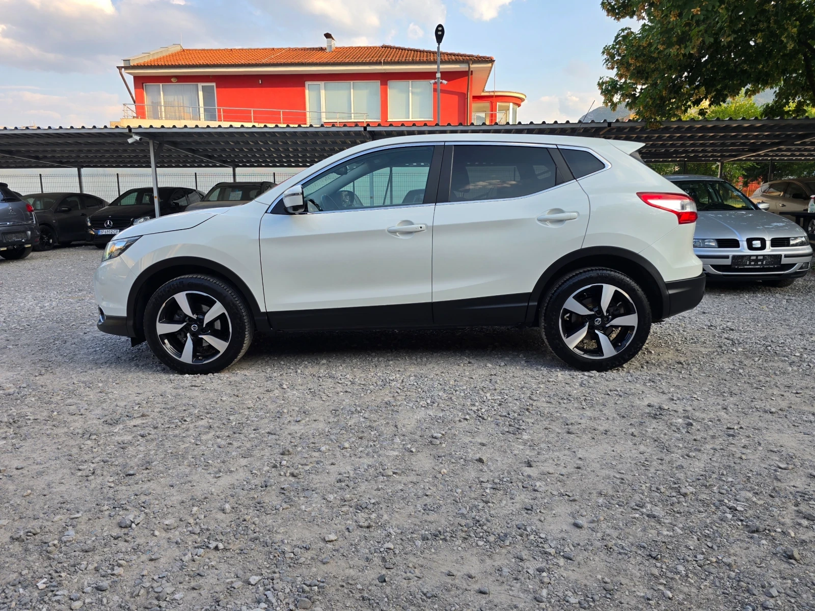 Nissan Qashqai 1.2T КАМЕРА 360* , НАВИ ЛЕД, снимка 6 - Автомобили и джипове - 55566043