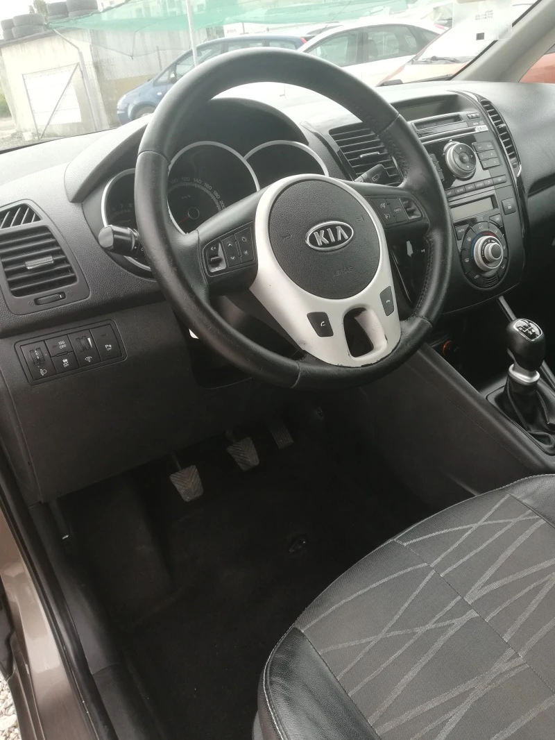 Kia Venga 1.6 16V/Swiss/Premium/6 ск., снимка 8 - Автомобили и джипове - 49459141