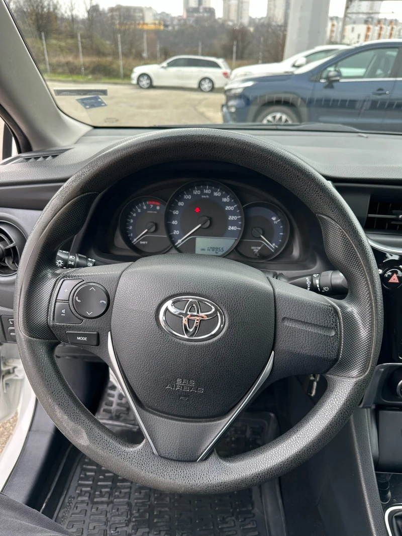 Toyota Corolla 1.6 Седан, снимка 13 - Автомобили и джипове - 52801542