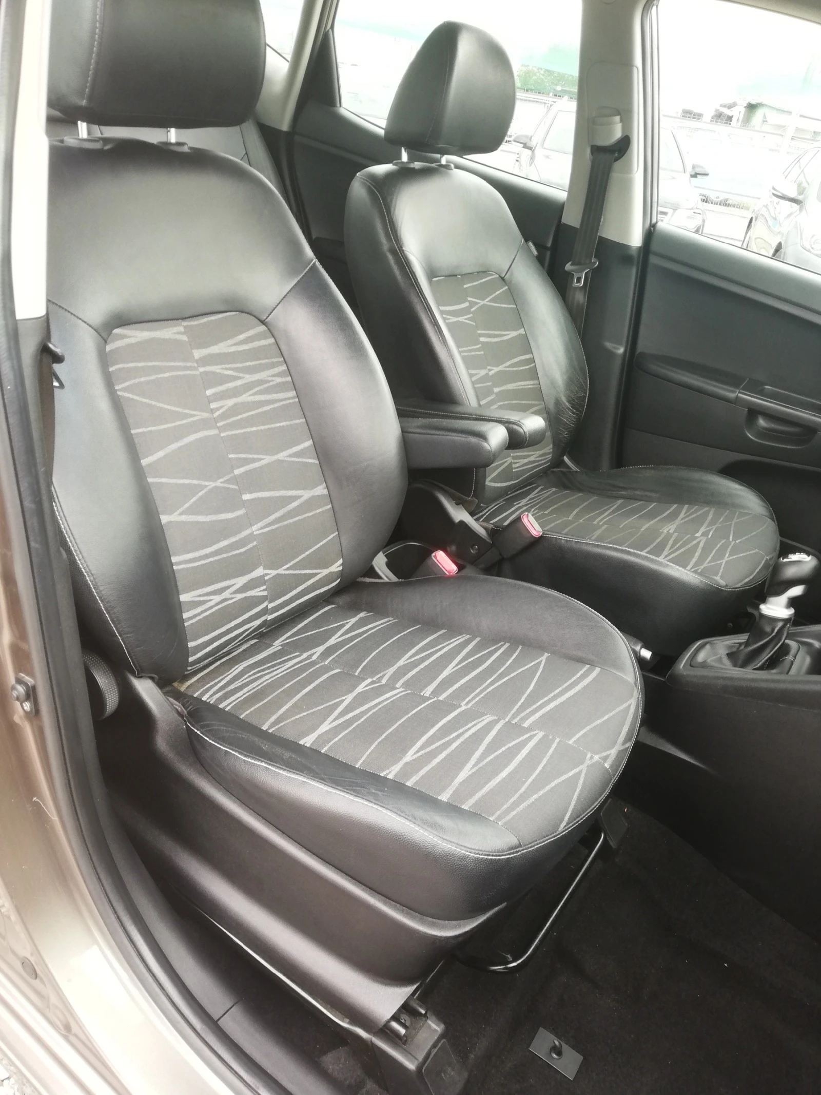 Kia Venga 1.6 16V/Swiss/Premium/6 ск. | Mobile.bg — изображение 12