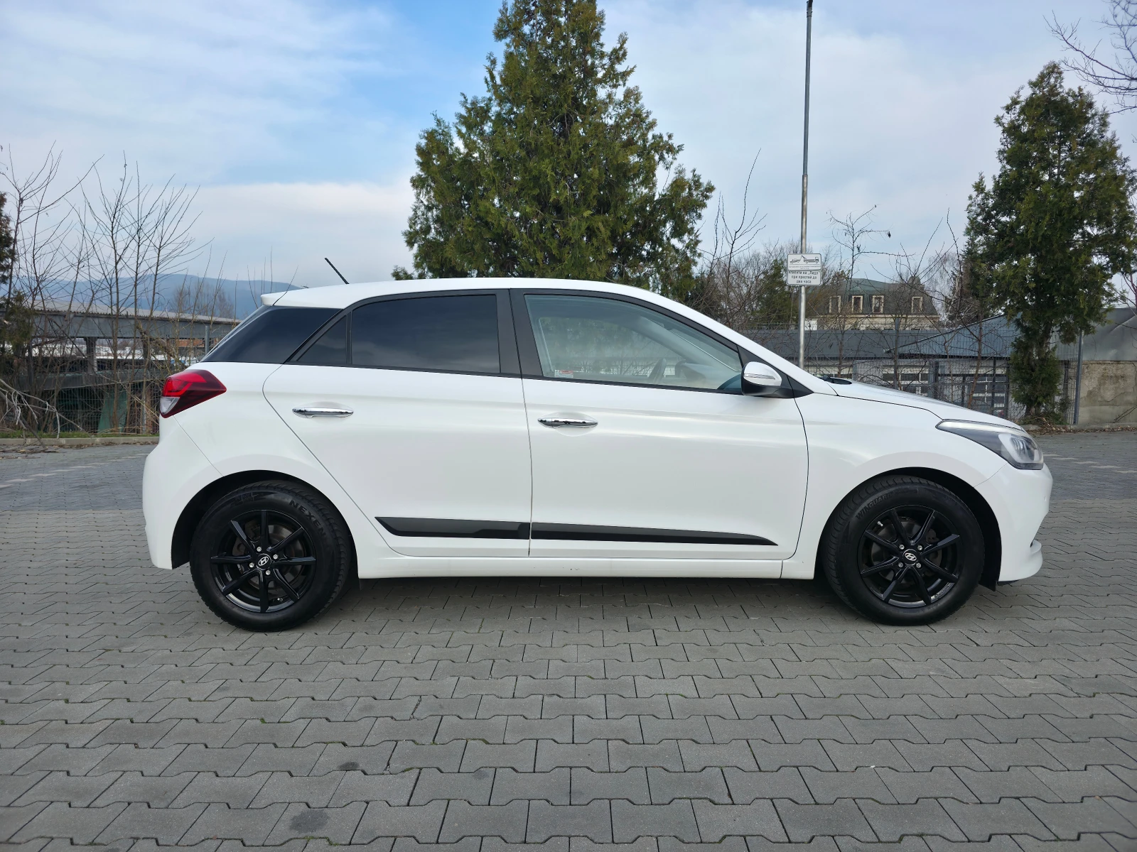 Hyundai I20 1.4i Automatik Euro6b, снимка 7 - Автомобили и джипове - 53727179