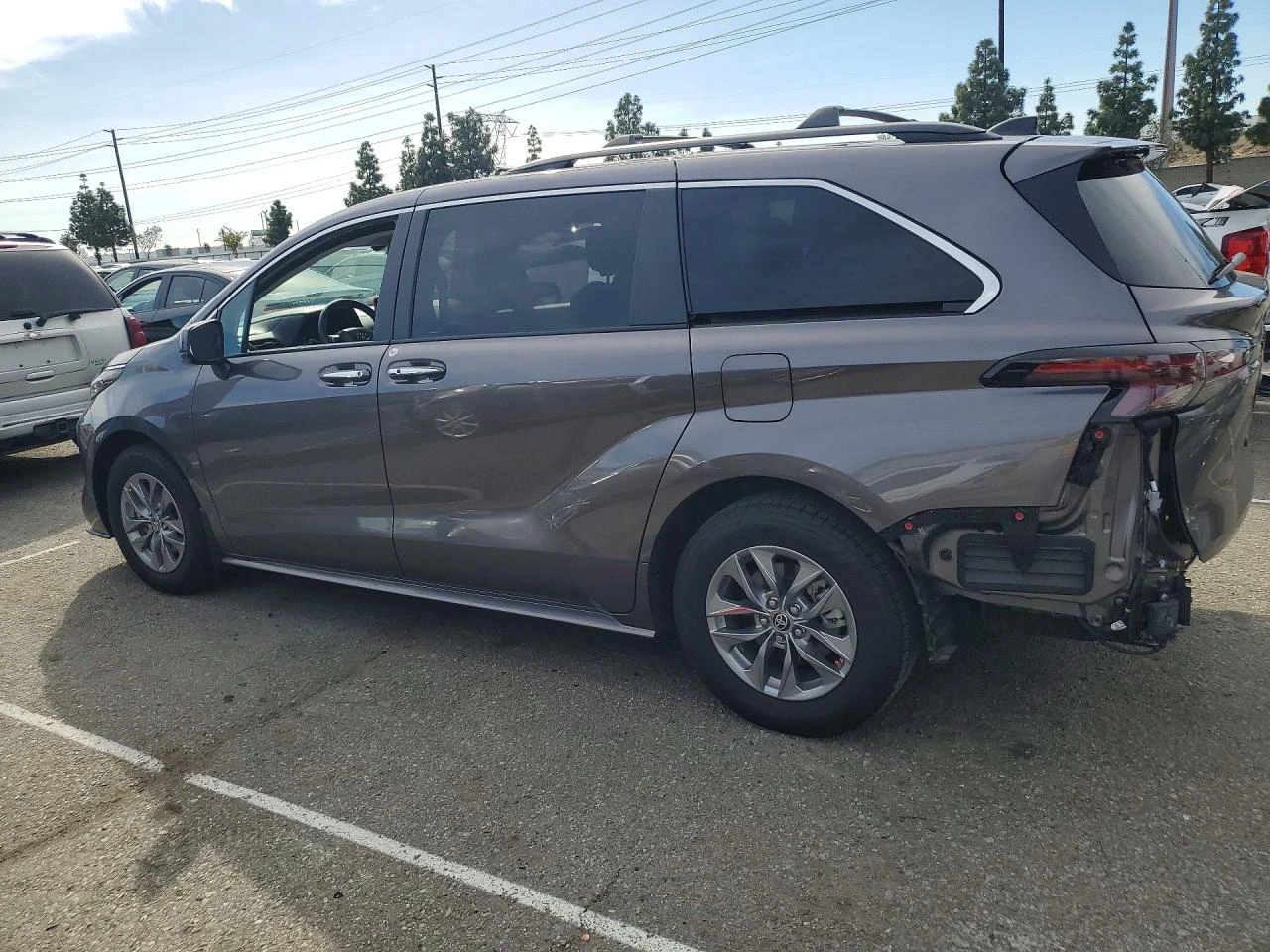 Toyota Sienna 2.5l Xle 8-Passenger, снимка 2 - Автомобили и джипове - 54093946