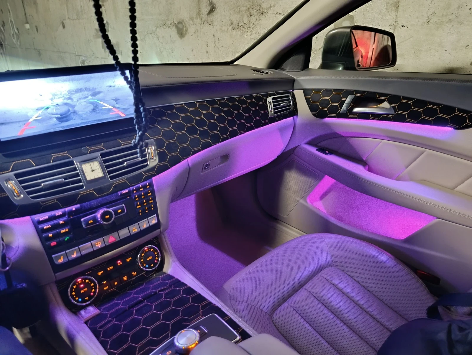 Mercedes-Benz CLS 350 AMG | Вентилирани седалки | Ambient | CarPlay | LE, снимка 13 - Автомобили и джипове - 54987093