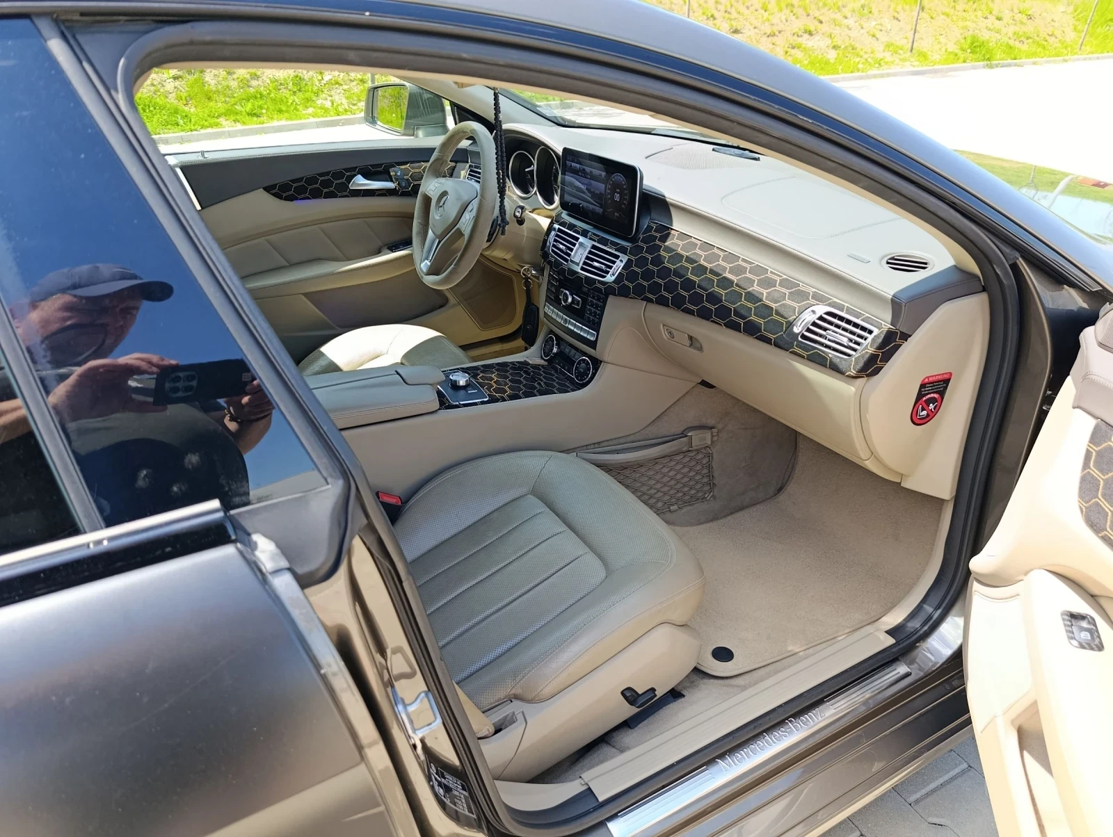 Mercedes-Benz CLS 350 AMG | Вентилирани седалки | Ambient | CarPlay | LE, снимка 15 - Автомобили и джипове - 54987093