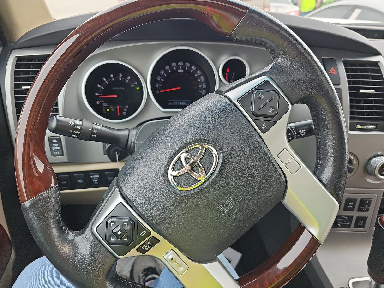 Toyota Sequoia PLATINUM 5.7 Обдух* JBL* Кожа* Подгрев* Дистроник* - изображение 9