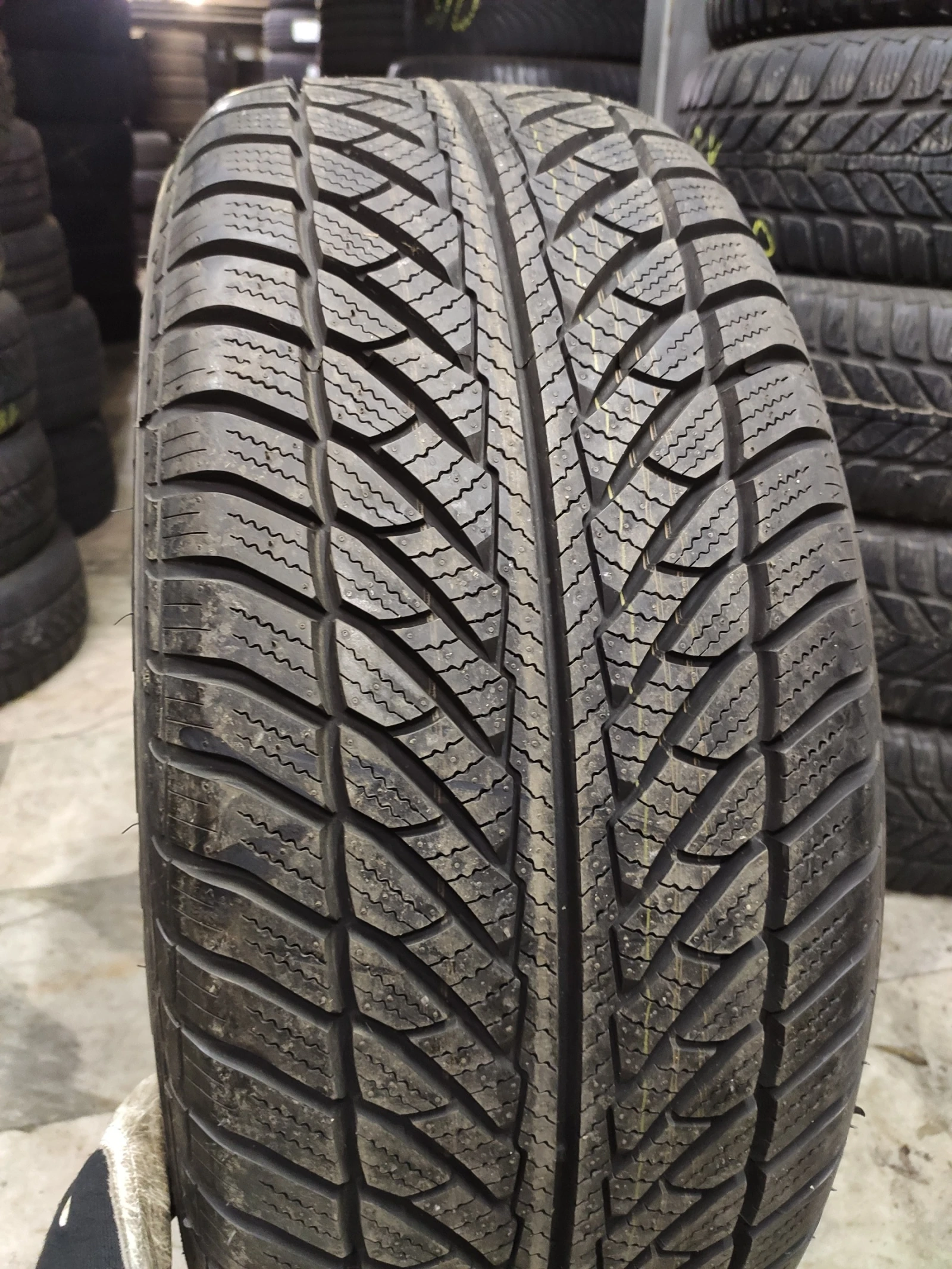 Гуми Зимни 255/55R18, снимка 3 - Гуми и джанти - 54634560