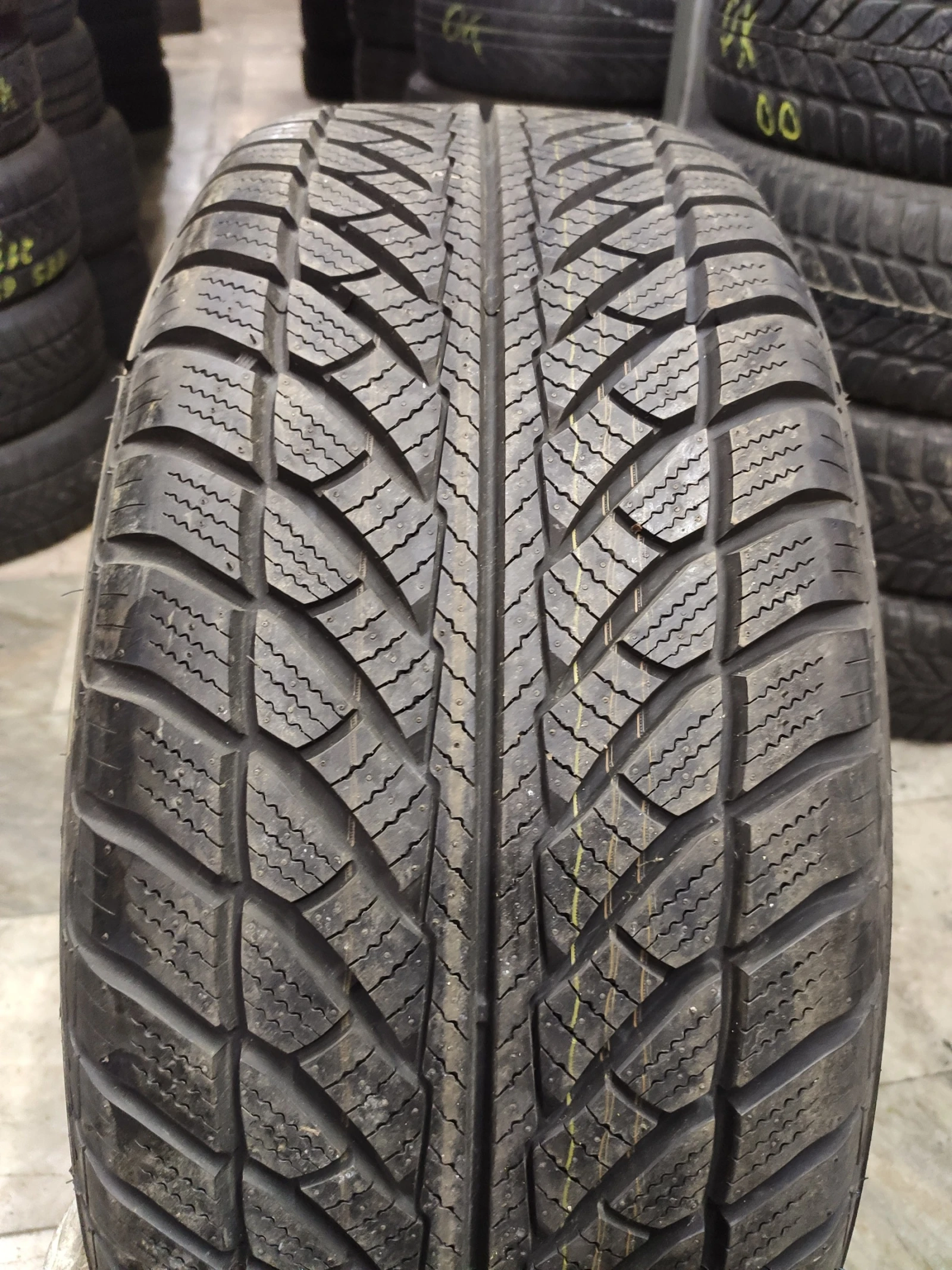 Гуми Зимни 255/55R18, снимка 2 - Гуми и джанти - 54634560