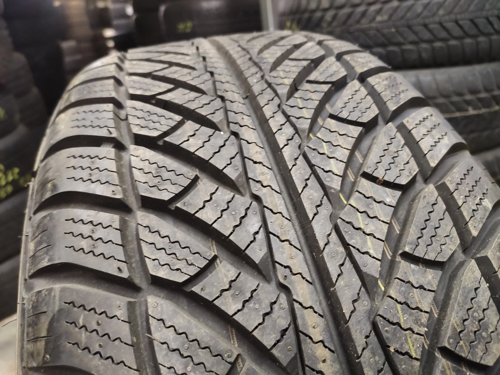Гуми Зимни 255/55R18