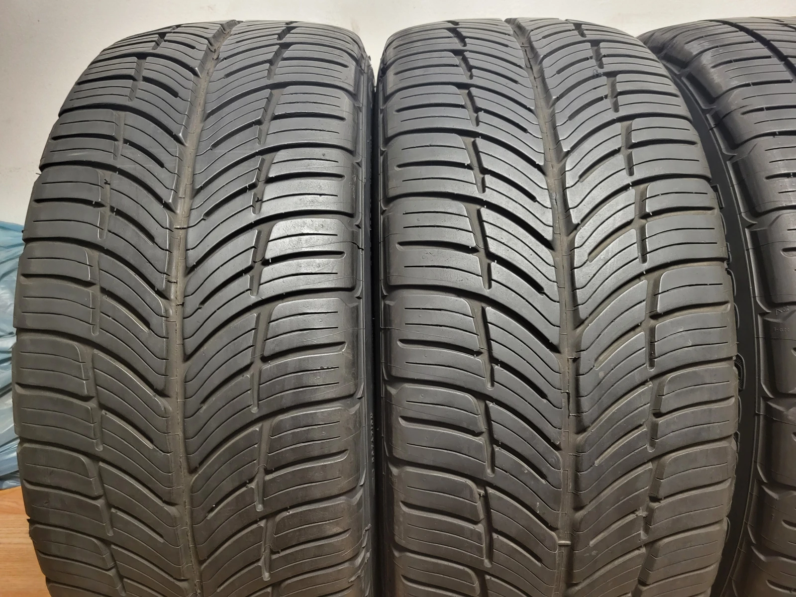 Гуми Всесезонни 275/40R20, снимка 2 - Гуми и джанти - 55074603