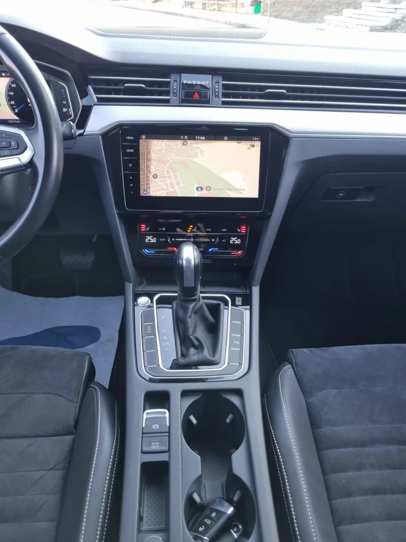 VW Passat 2.0TDI Elegance Digital Distr LED Assist, снимка 15 - Автомобили и джипове - 49057505