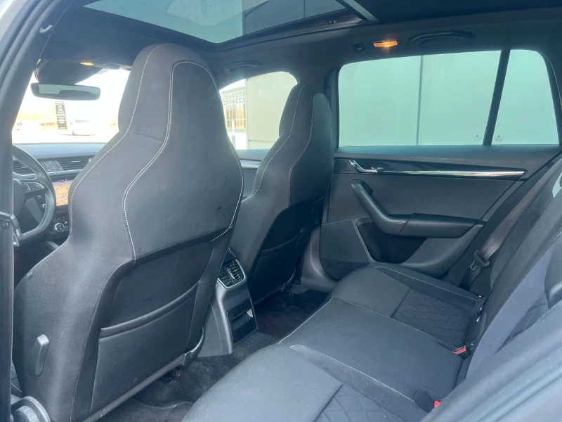 Skoda Octavia vRS/184HP/CARPLAY/KEYLESS/PANO/DAB/H&B/VCONT./842f, снимка 11 - Автомобили и джипове - 52142215