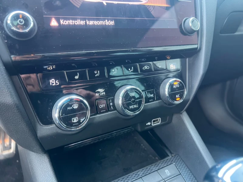 Skoda Octavia vRS/184HP/CARPLAY/KEYLESS/PANO/DAB/H&B/VCONT./842f, снимка 8 - Автомобили и джипове - 52142215