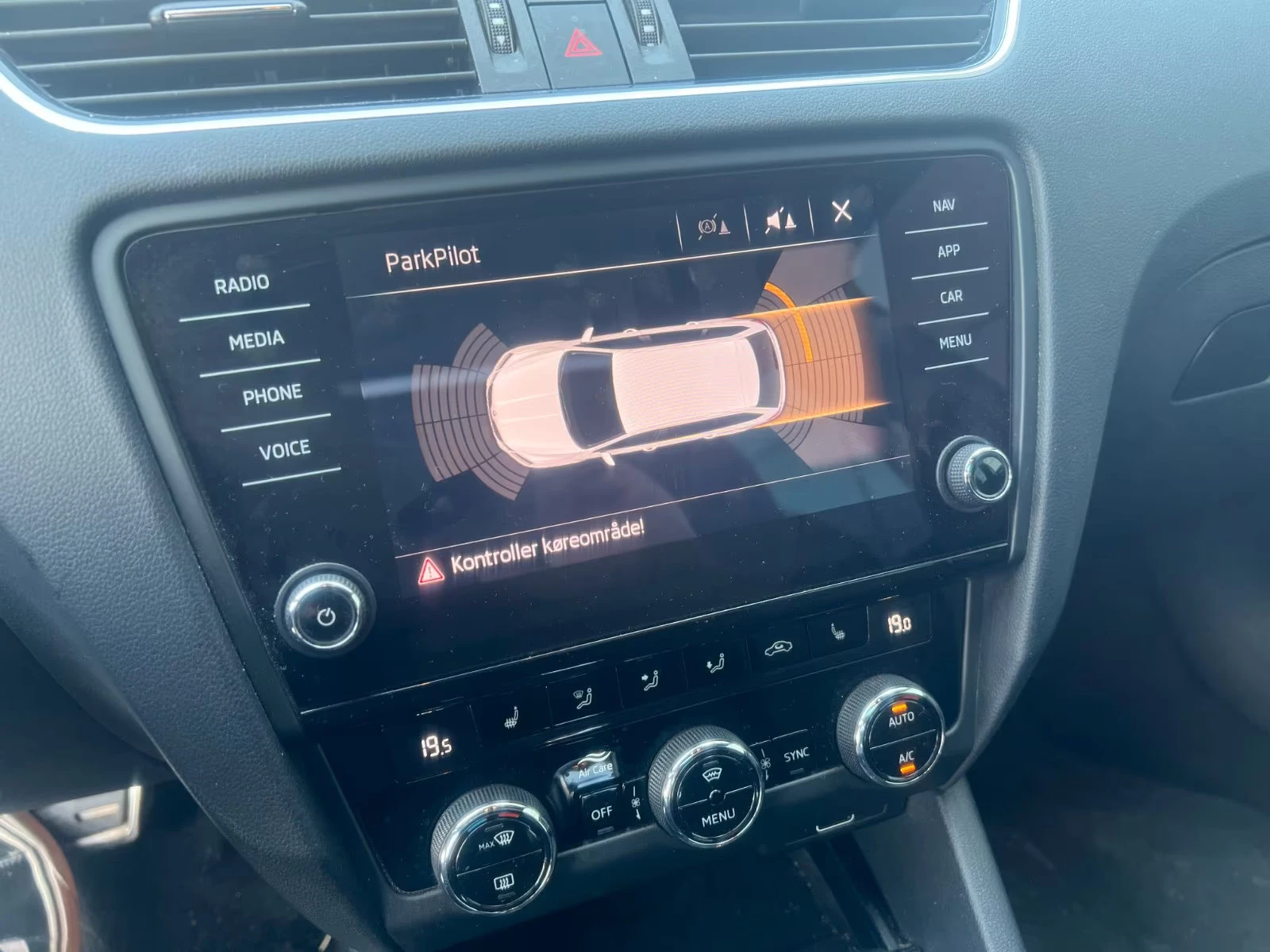 Skoda Octavia vRS/184HP/CARPLAY/KEYLESS/PANO/DAB/H&B/VCONT./842f - изображение 7