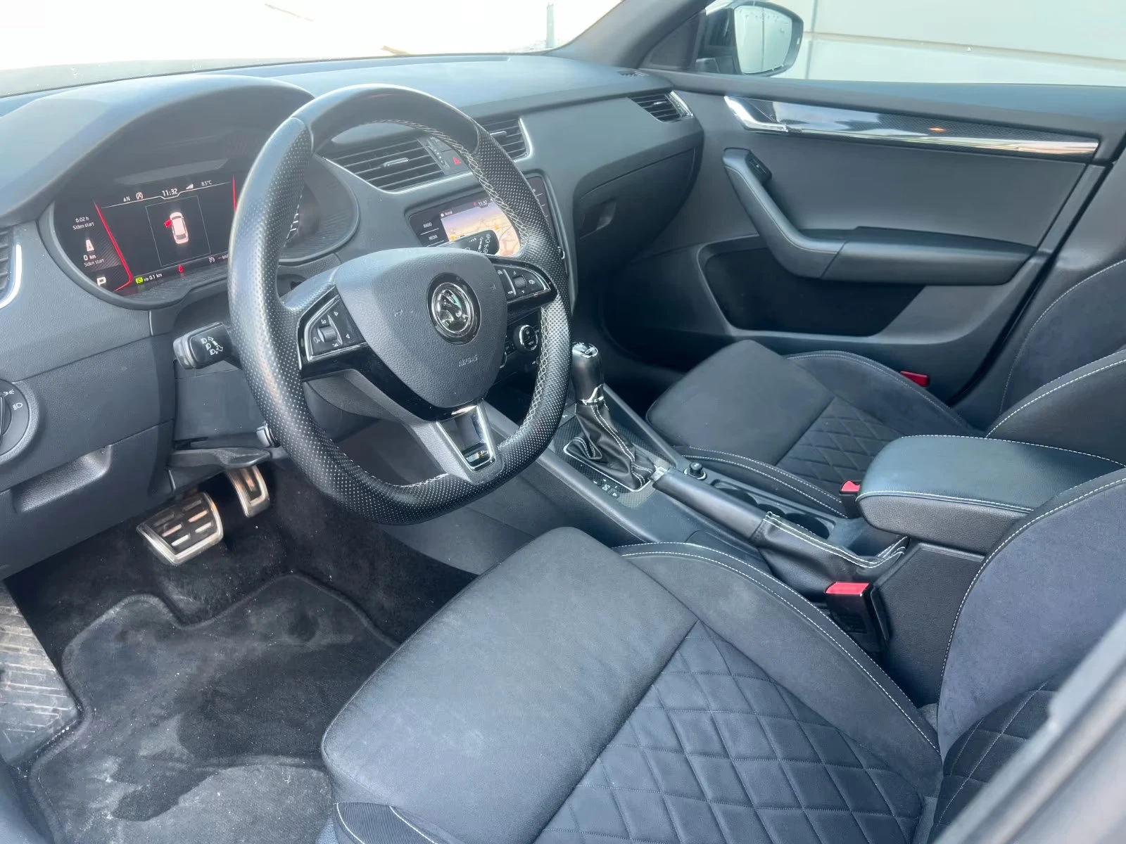 Skoda Octavia vRS/184HP/CARPLAY/KEYLESS/PANO/DAB/H&B/VCONT./842f - изображение 4